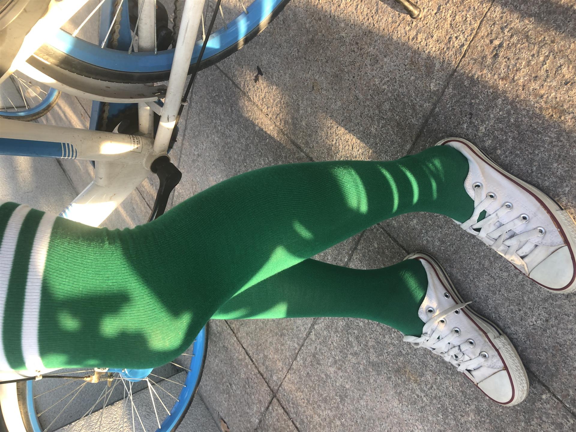 《学姐帆布鞋の长绿袜子+3个视频》作品图