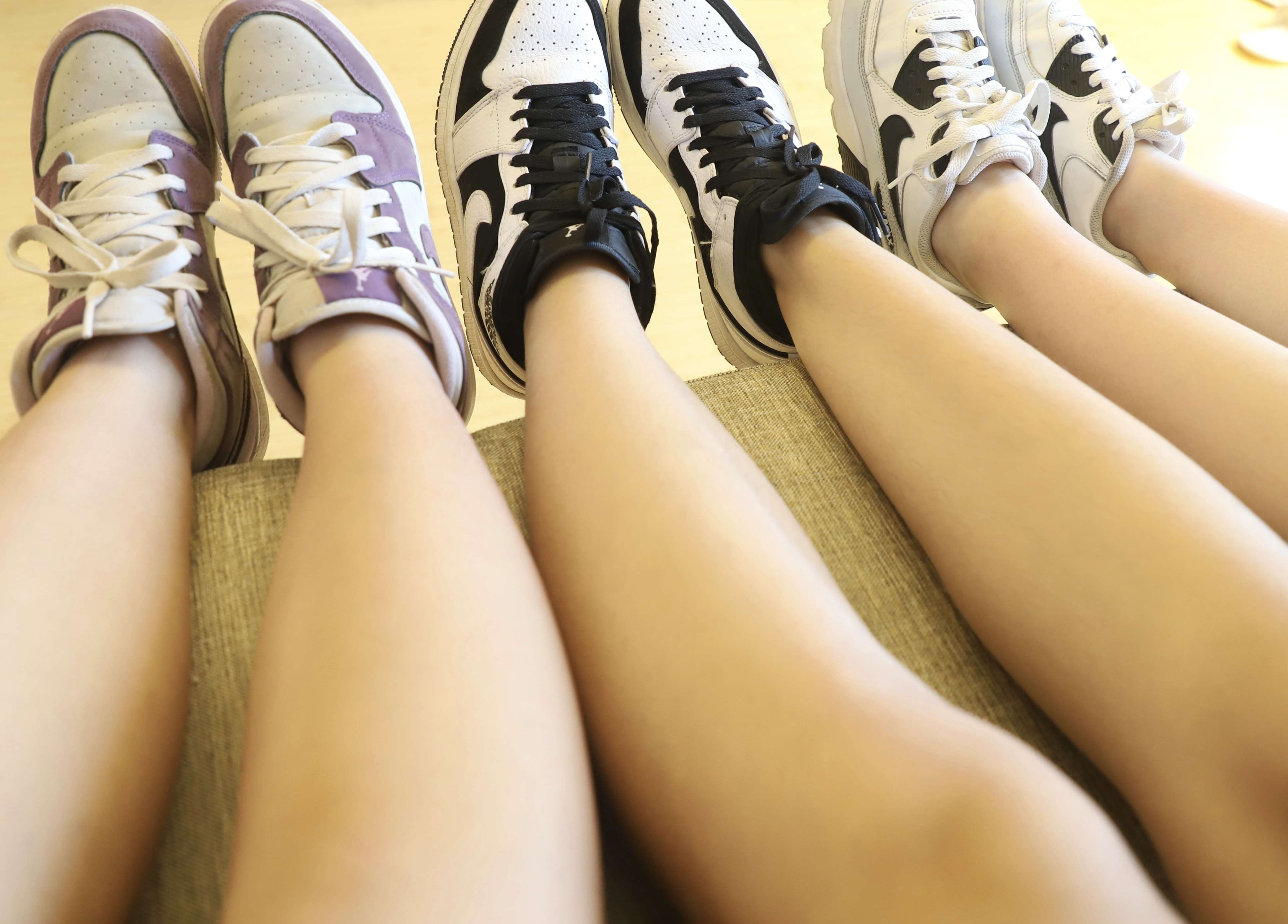 《女孩们的脚丫盛宴【套图+视频1个】》作品图