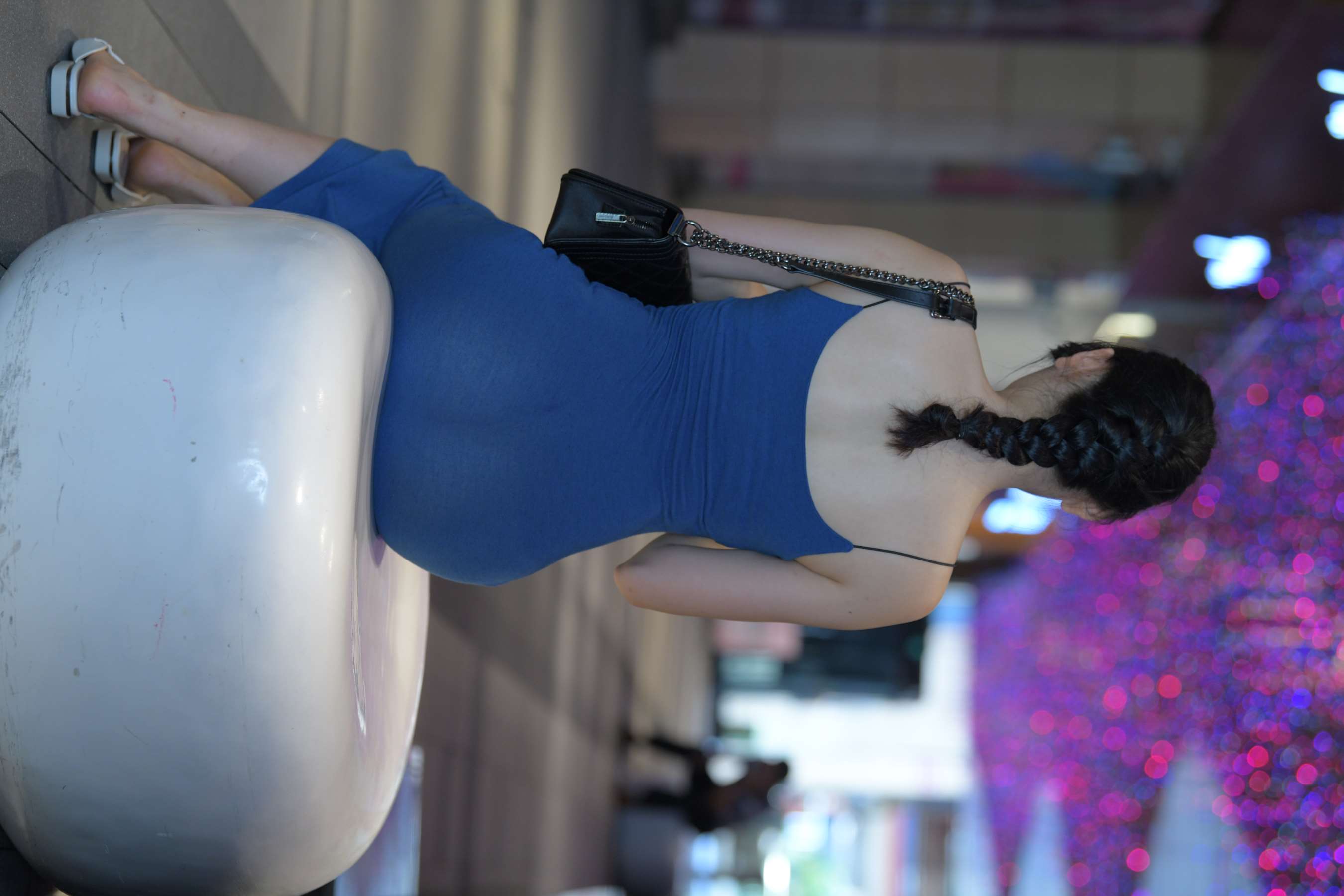 《蓝色包臀裙女孩》作品图