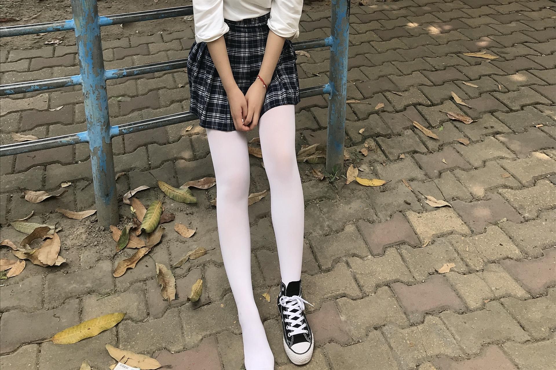 《操场帆布鞋の丝袜脚丫》作品图