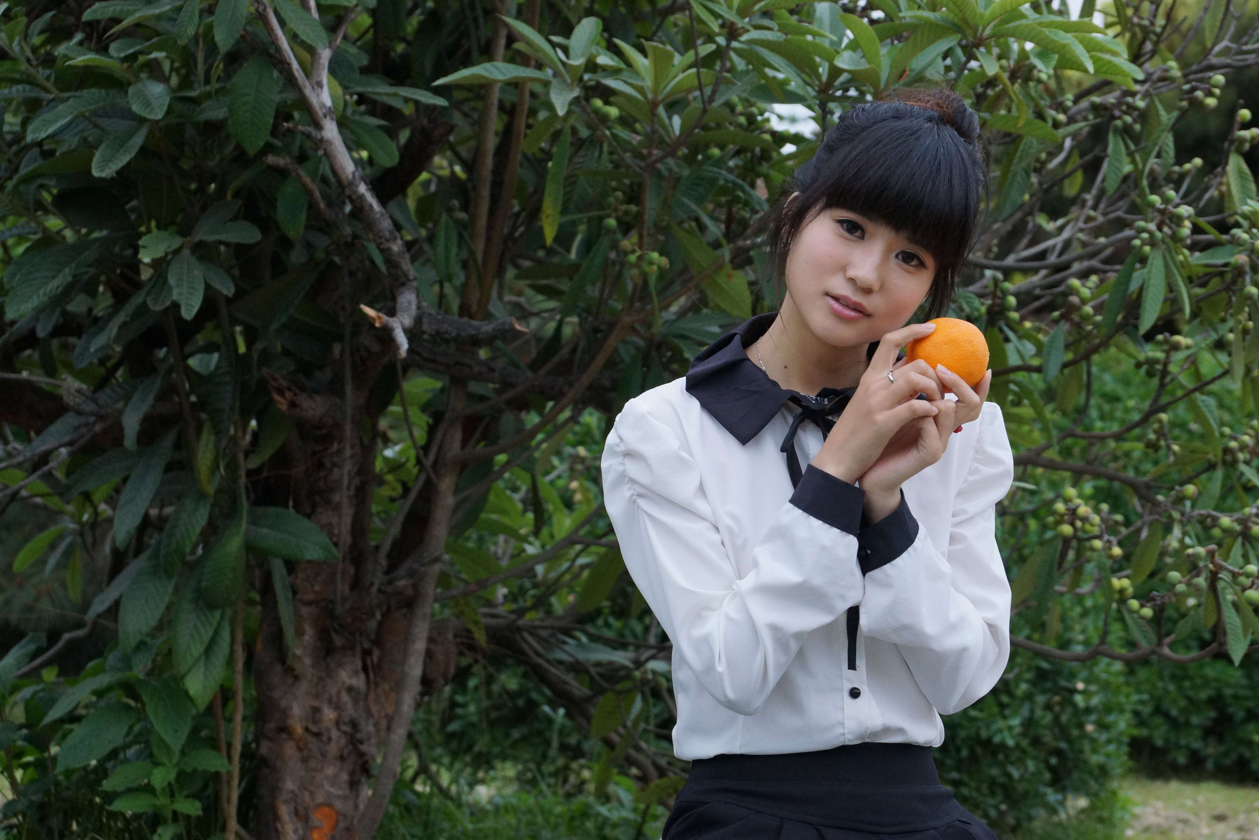 《丝足玩橘子》作品图