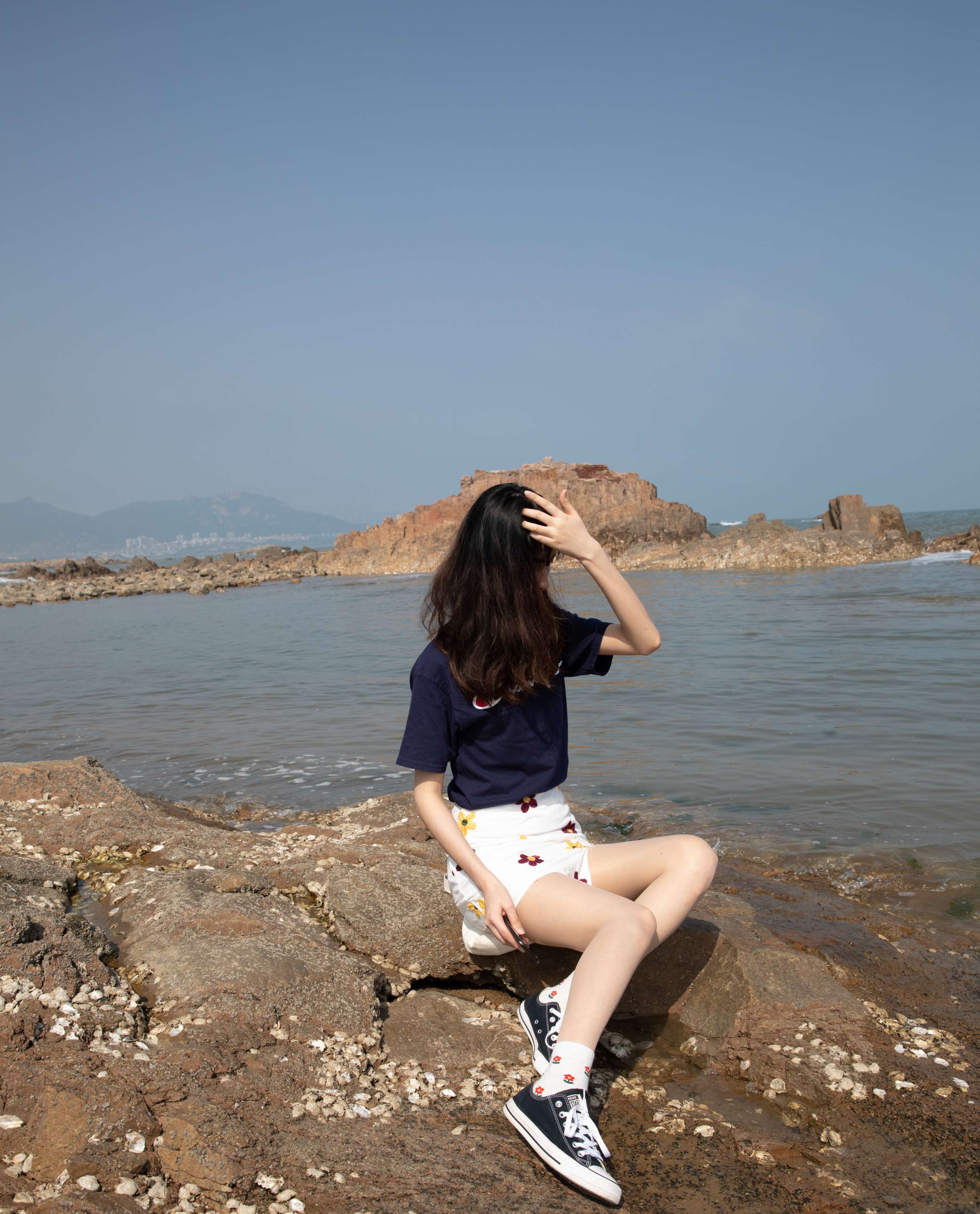 《小姐姐海边展丝足》作品图