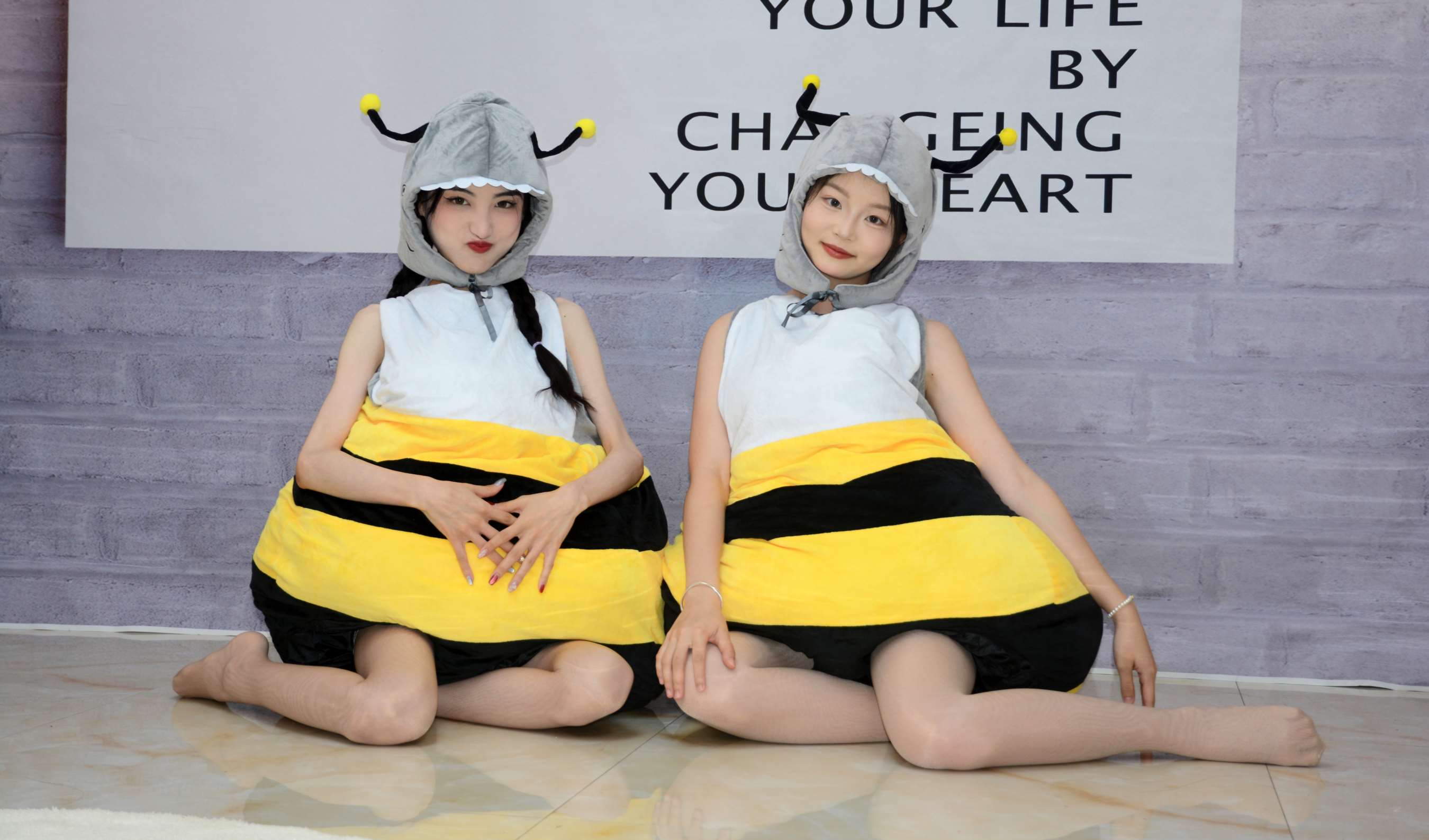 《柒柒、双双 两只小蜜蜂》作品图