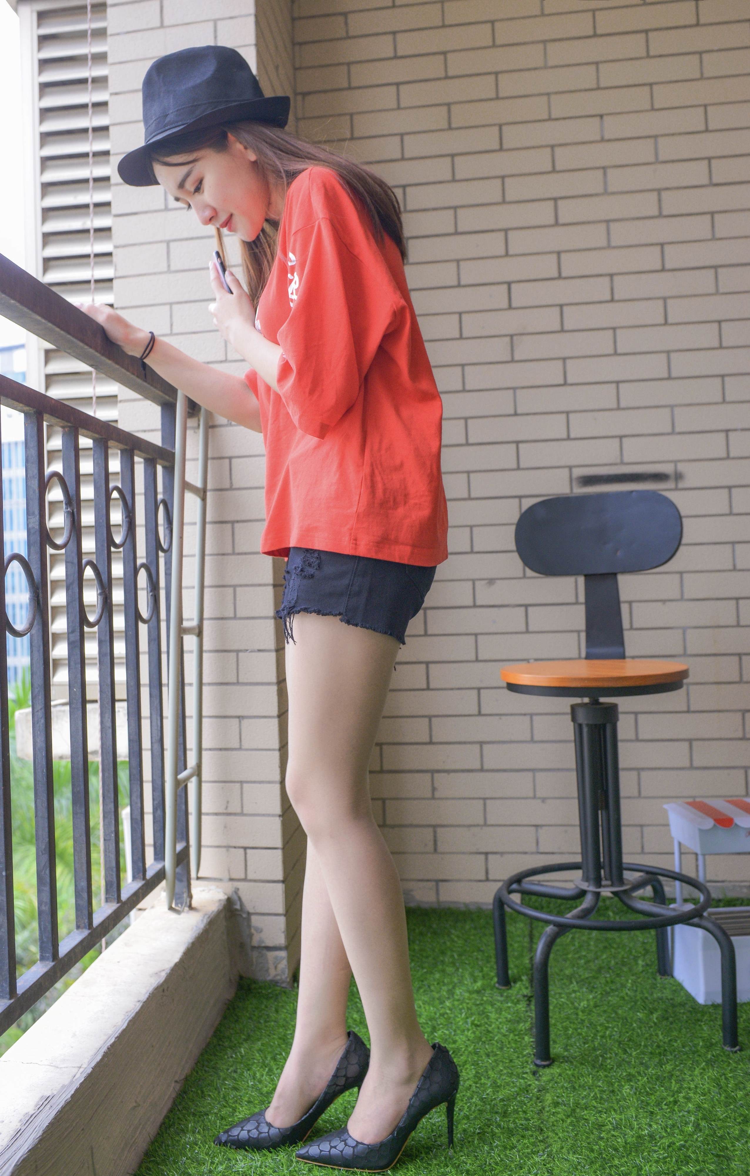 《热裤高跟丝袜脚丫》作品图