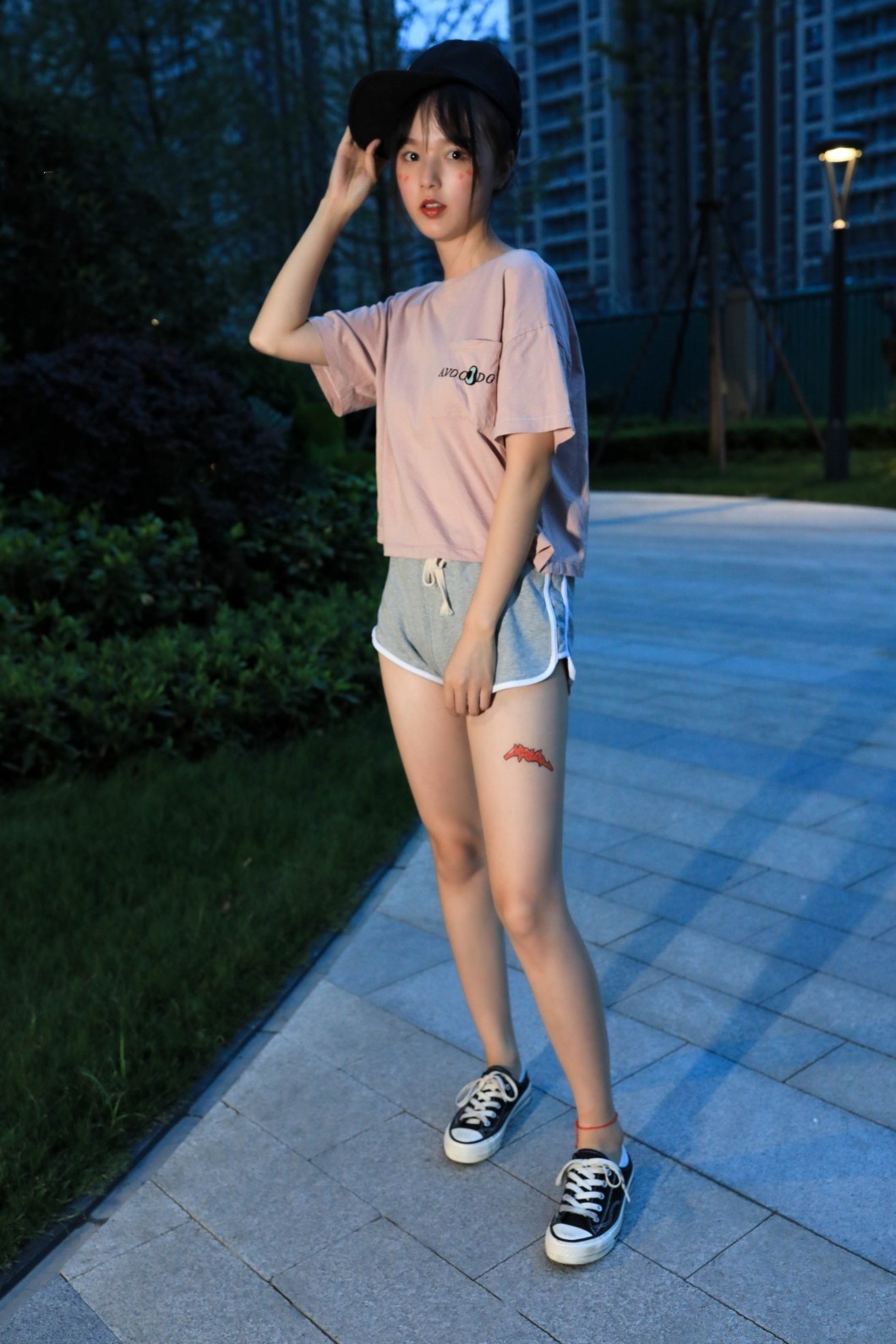 《厨房里的开洞船袜脚》作品图