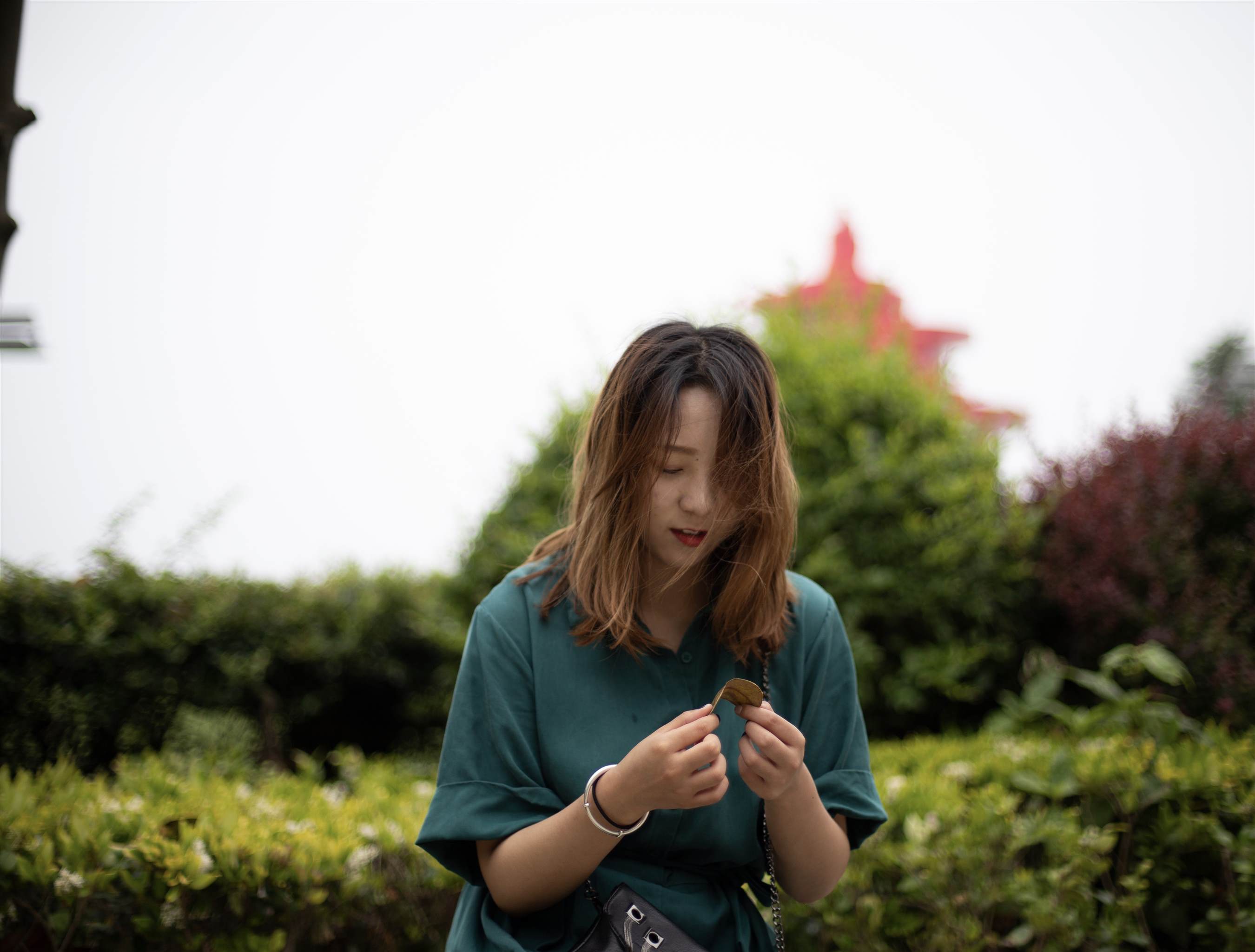 《小姐姐绿衣板鞋船袜脚丫》作品图