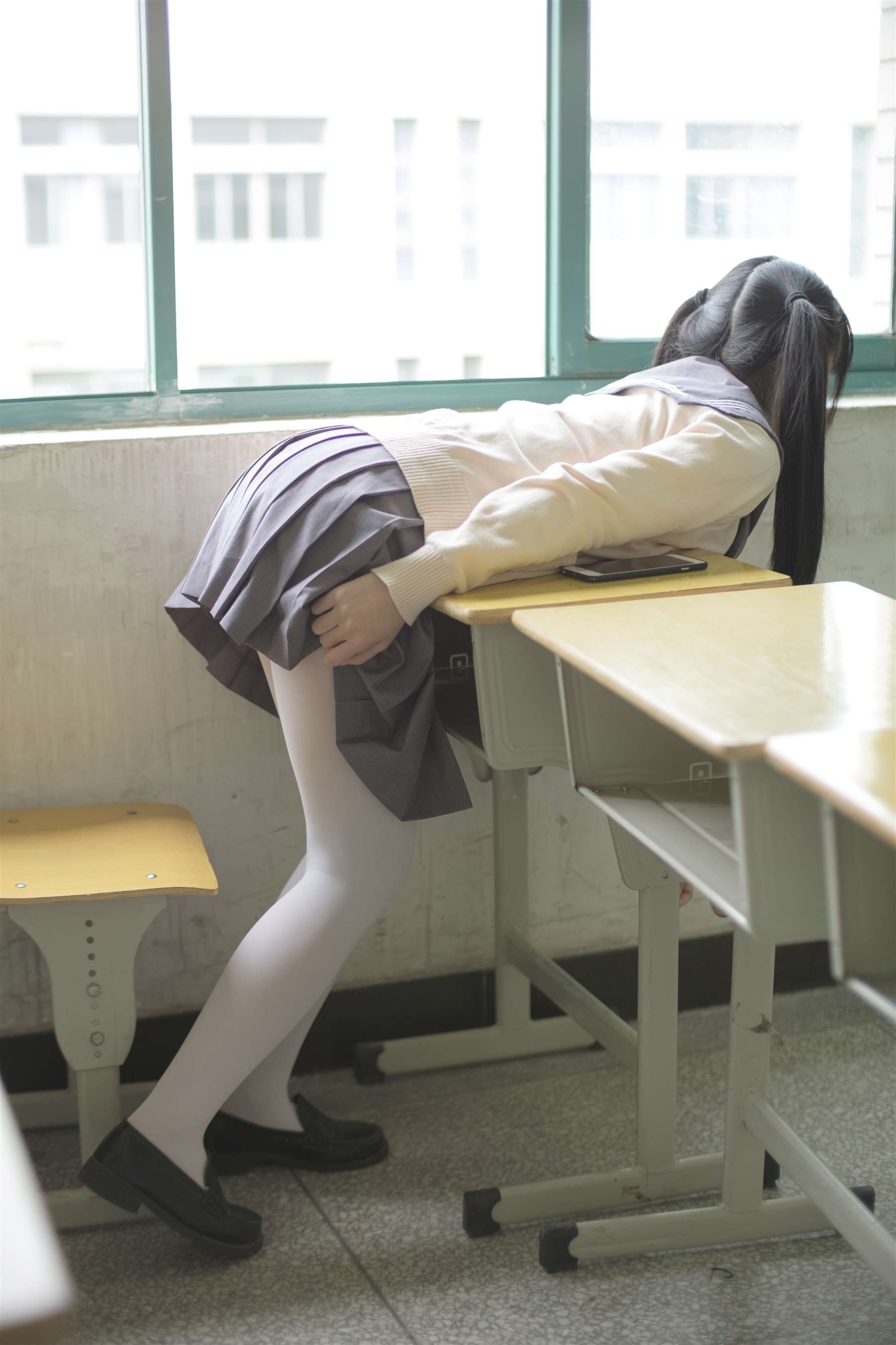 《教室水手服の白丝脚丫+视频1个》作品图