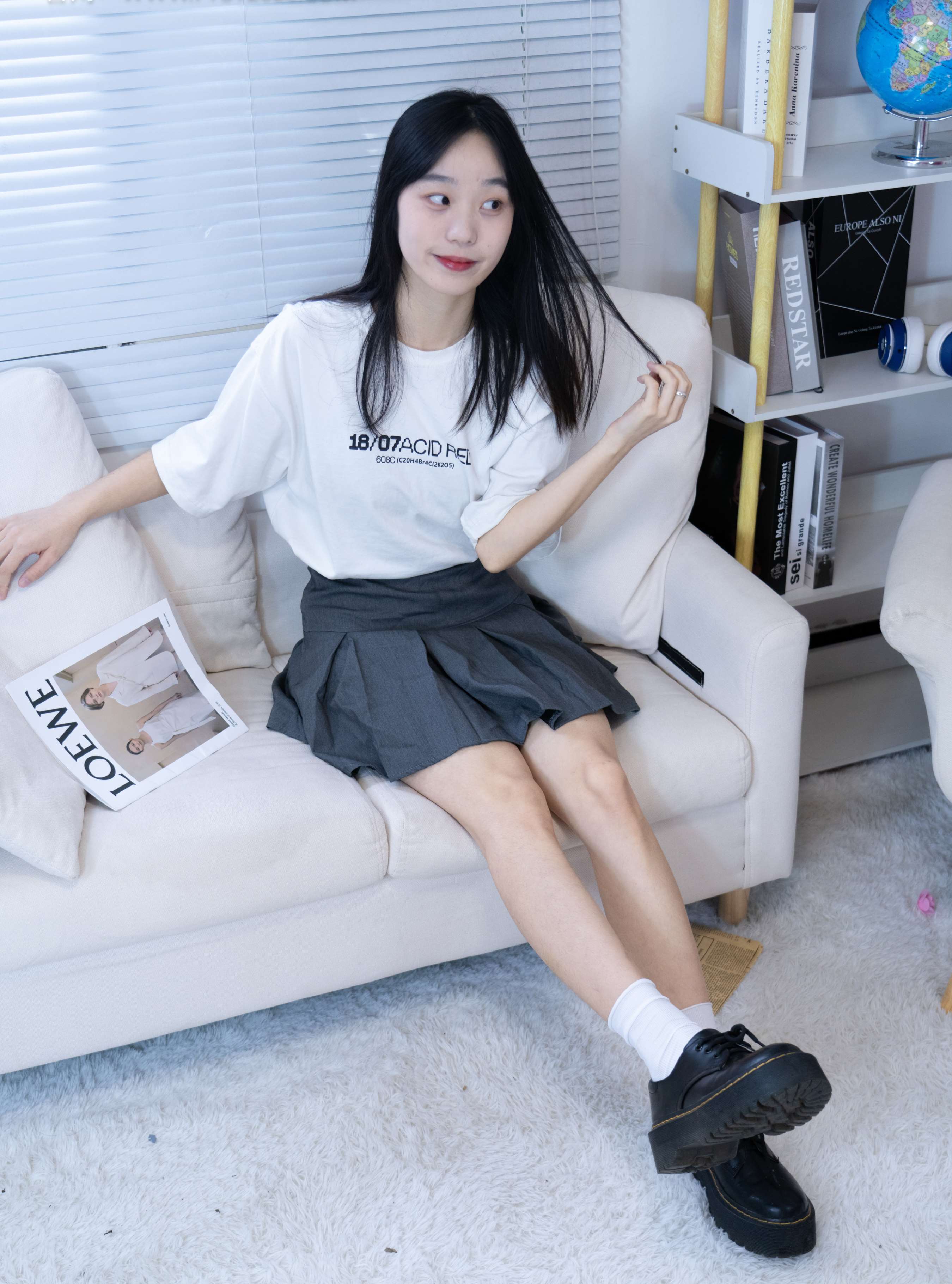 《艺艺-皮鞋白棉袜の裸足》作品图