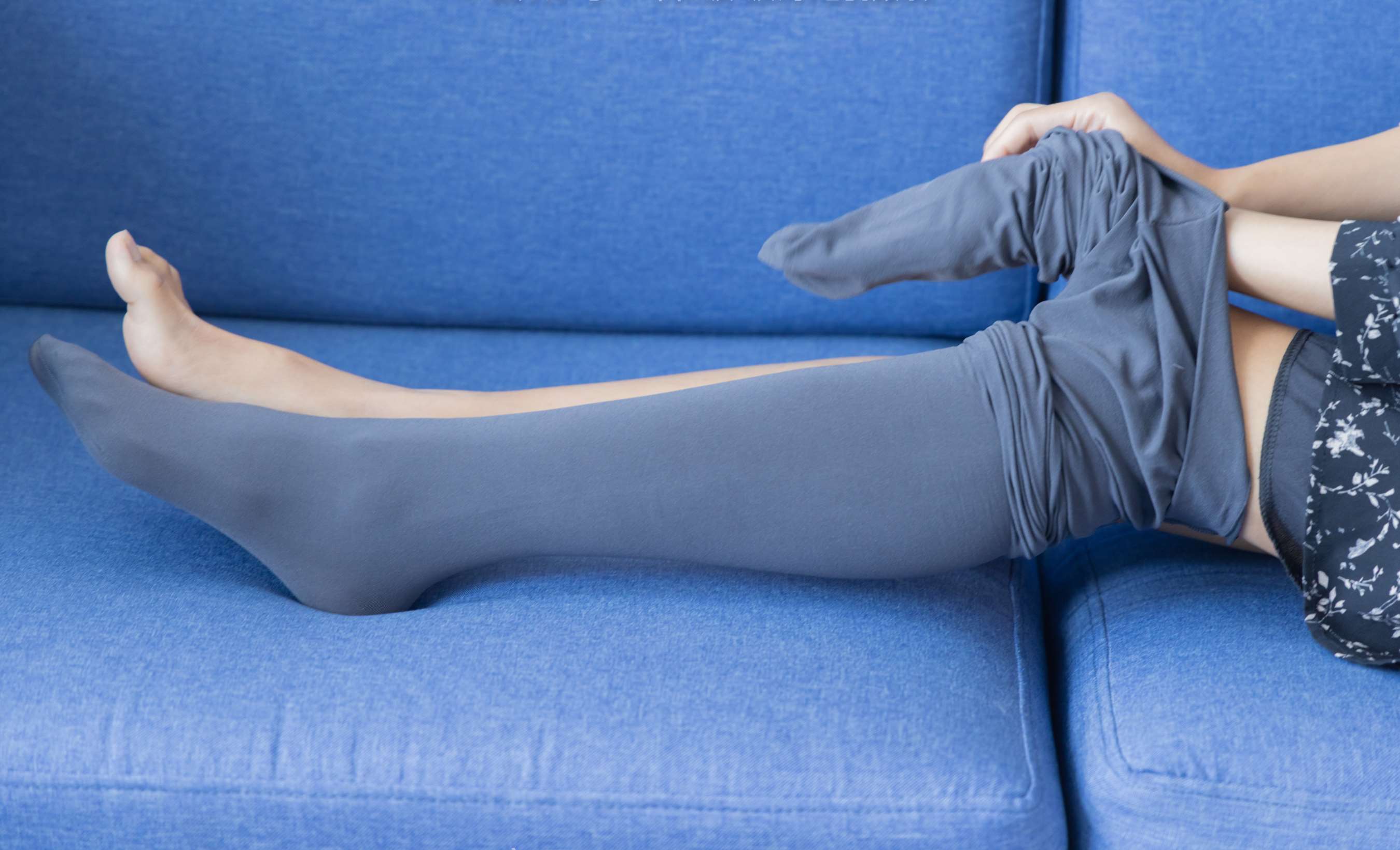 《奶油 低跟鞋の厚丝》作品图