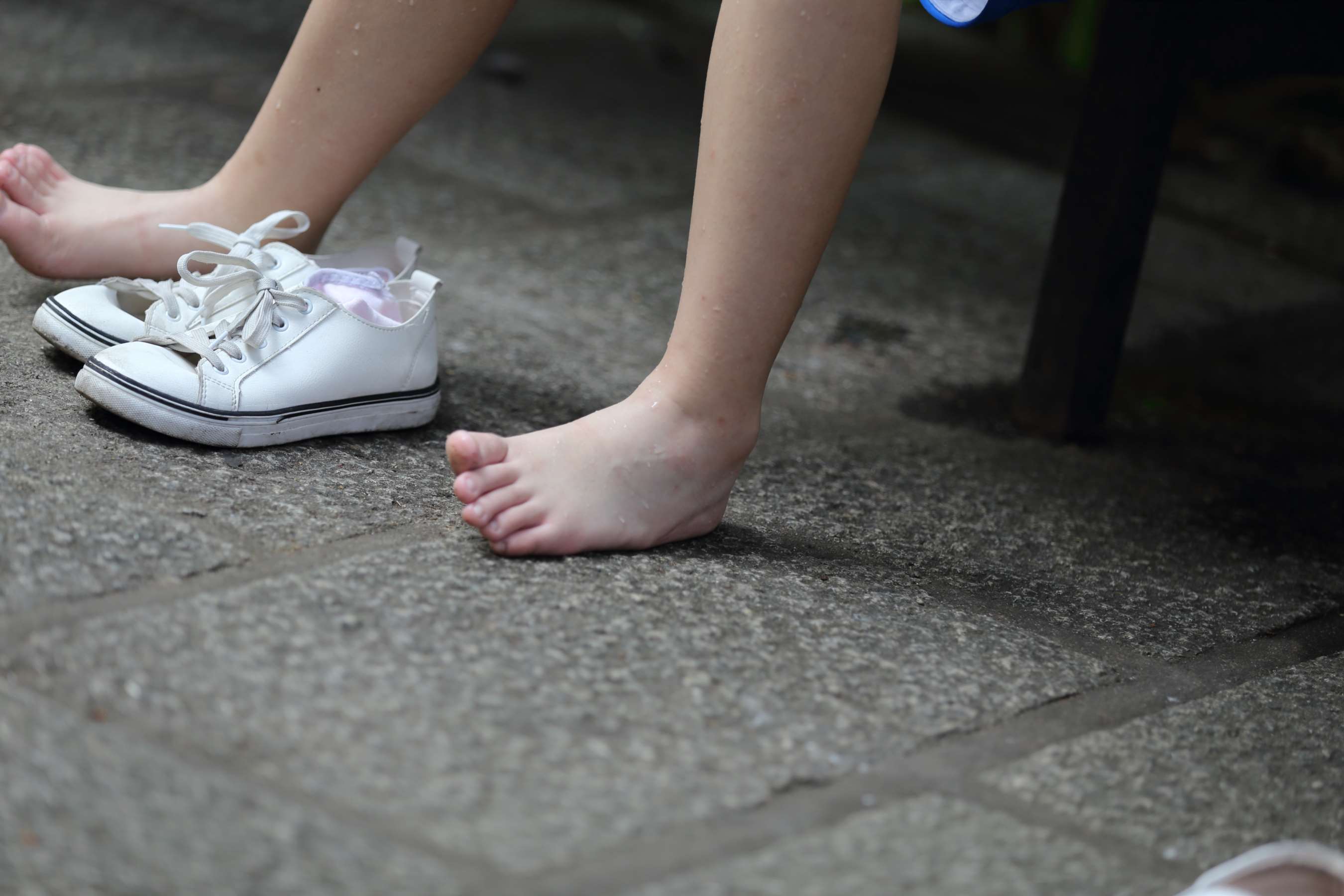 《清秀师妹和母亲郊游の嫩足戏水》作品图