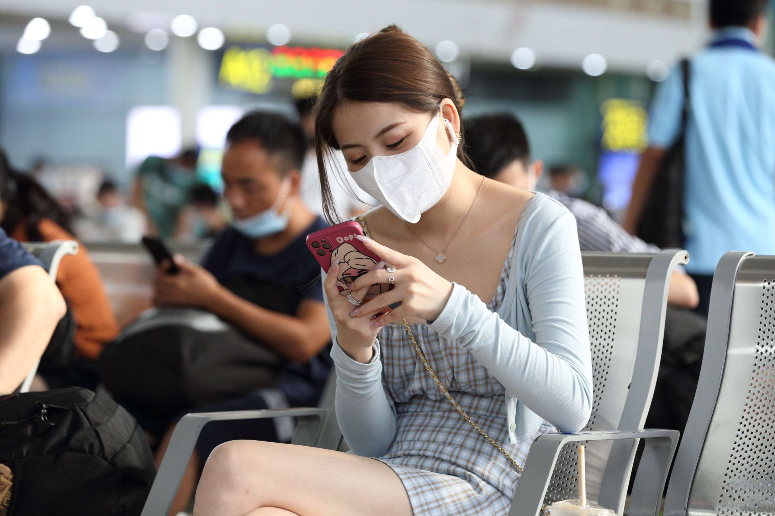 《打扮时尚身材超好的极品女神修长的脚丫》作品图