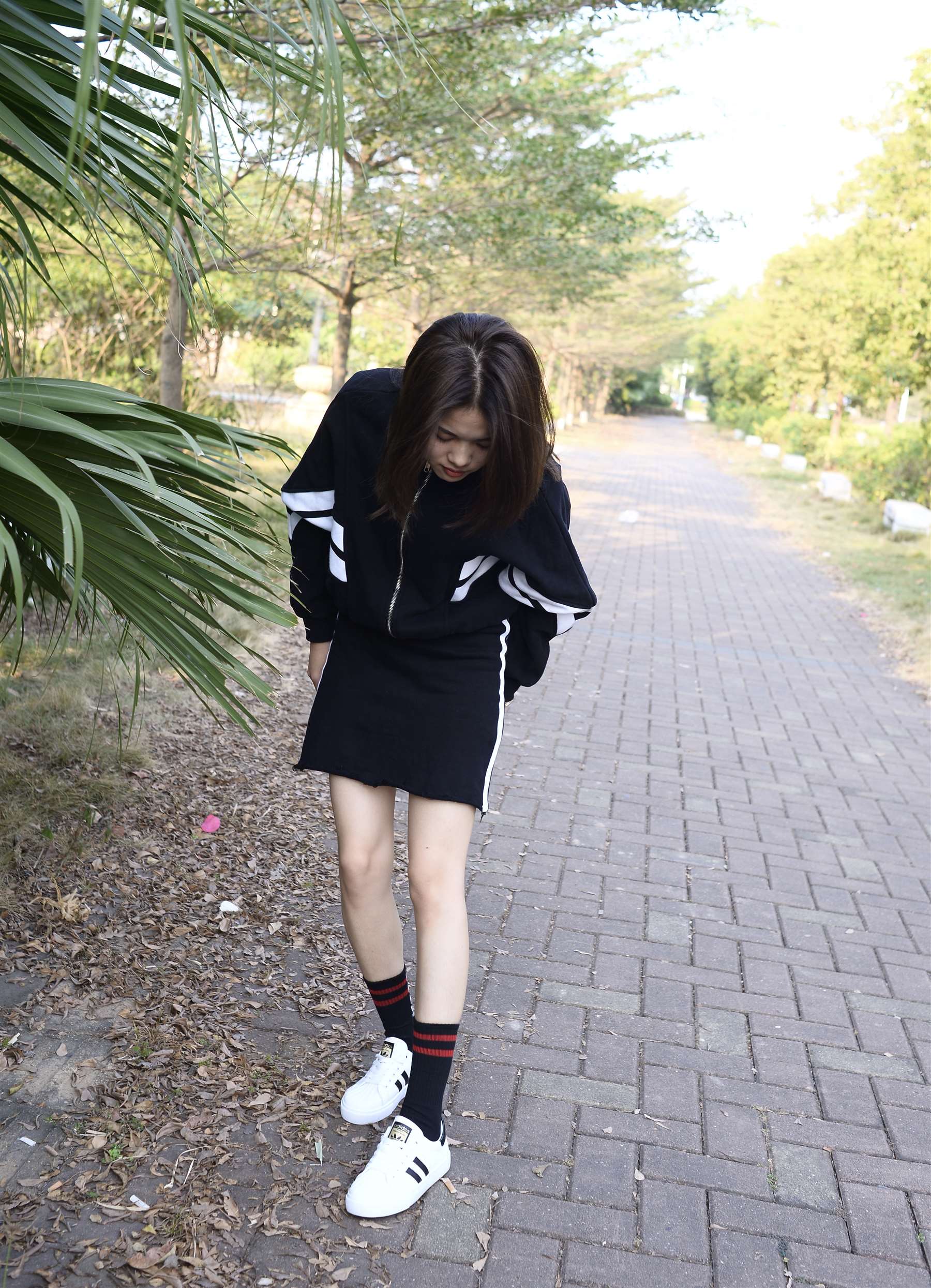 《板鞋の黑长袜少女》作品图