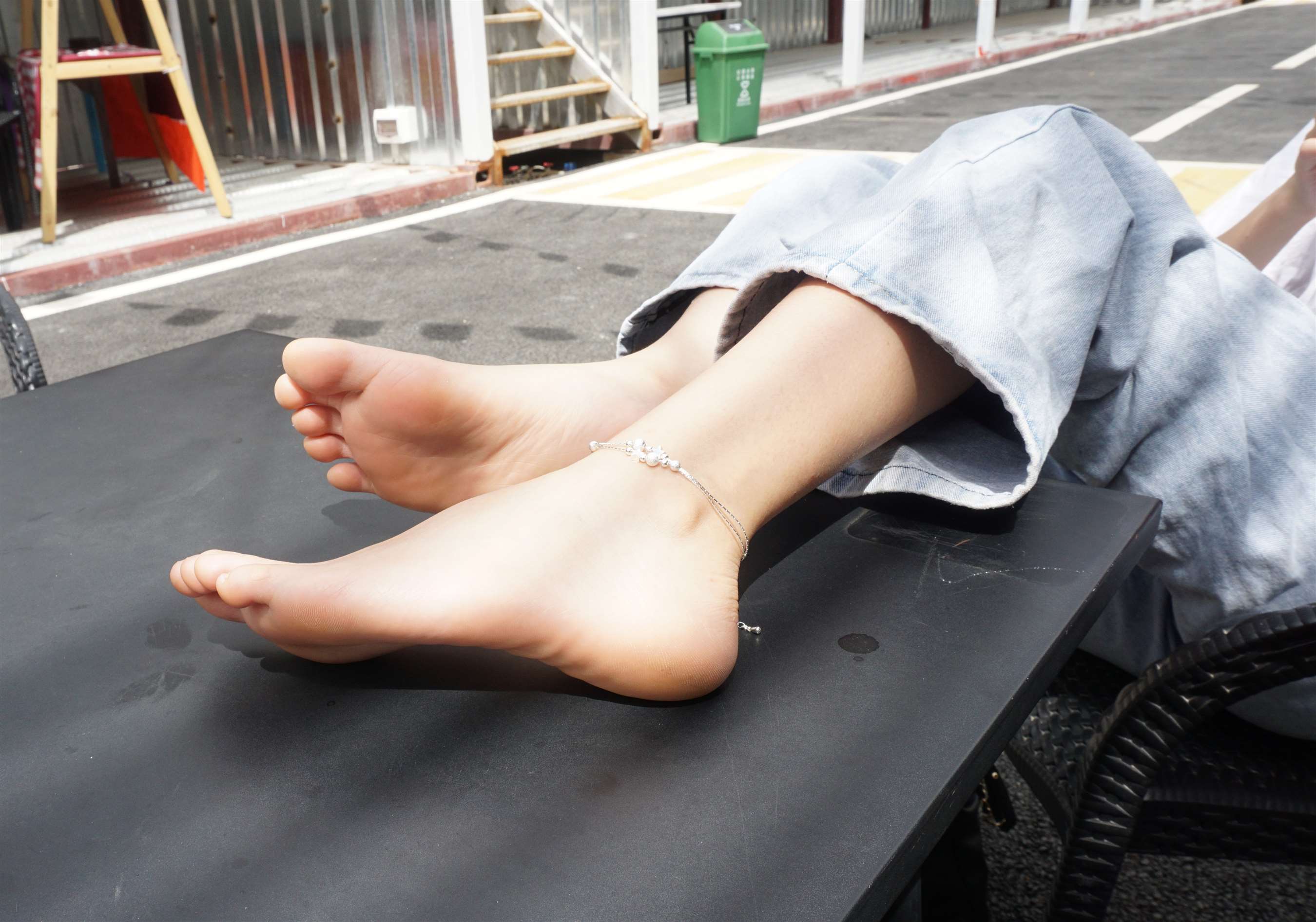 《大学生杰杰脱下运动鞋把脚丫伸到面前》作品图