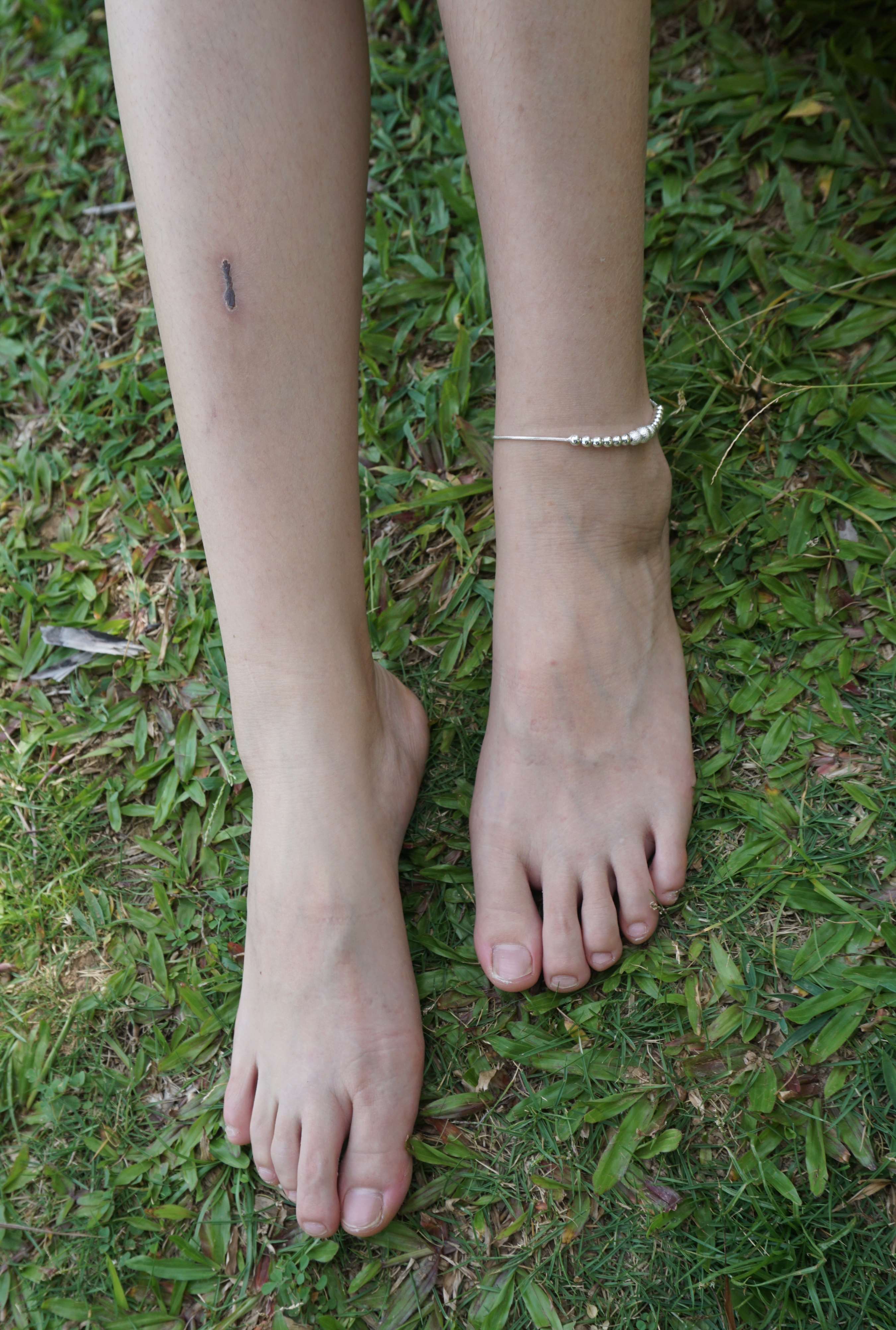 《杰杰草地全方位秀脚丫》作品图