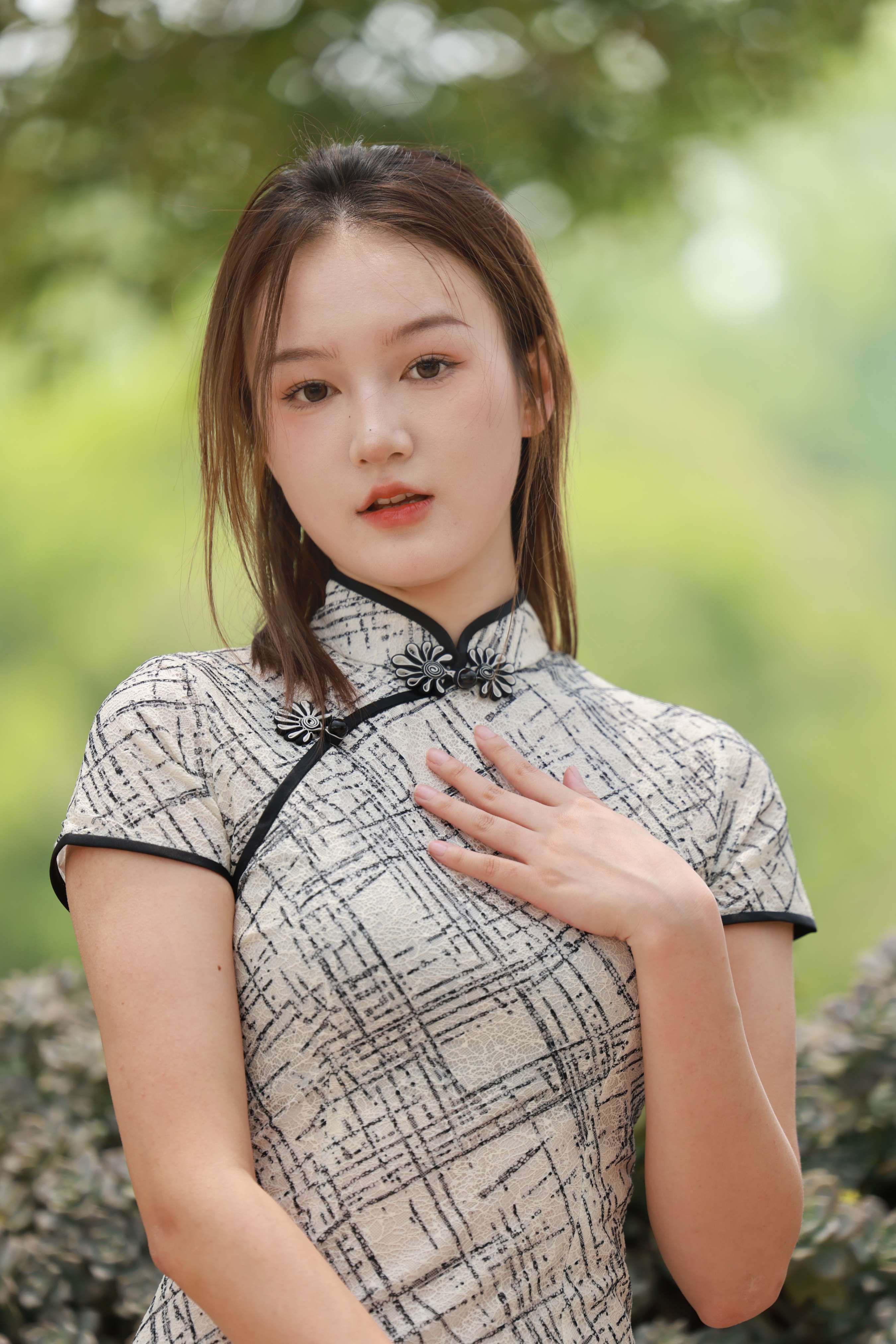 《杏儿脱白棉袜展嫩足》作品图