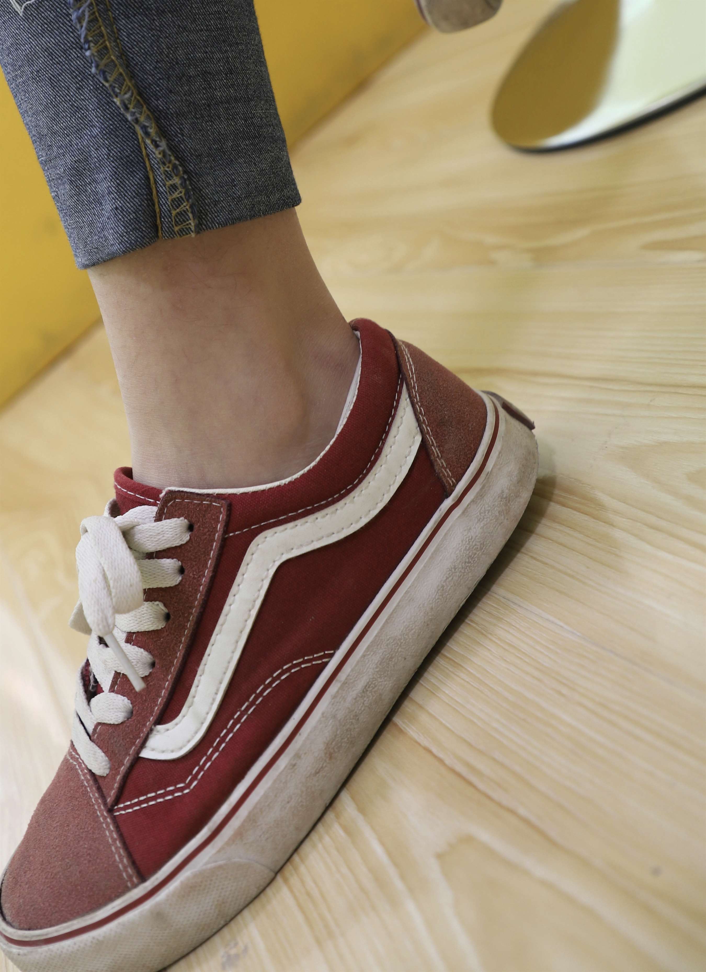 《学妹板鞋船袜脚丫+视频1个》作品图