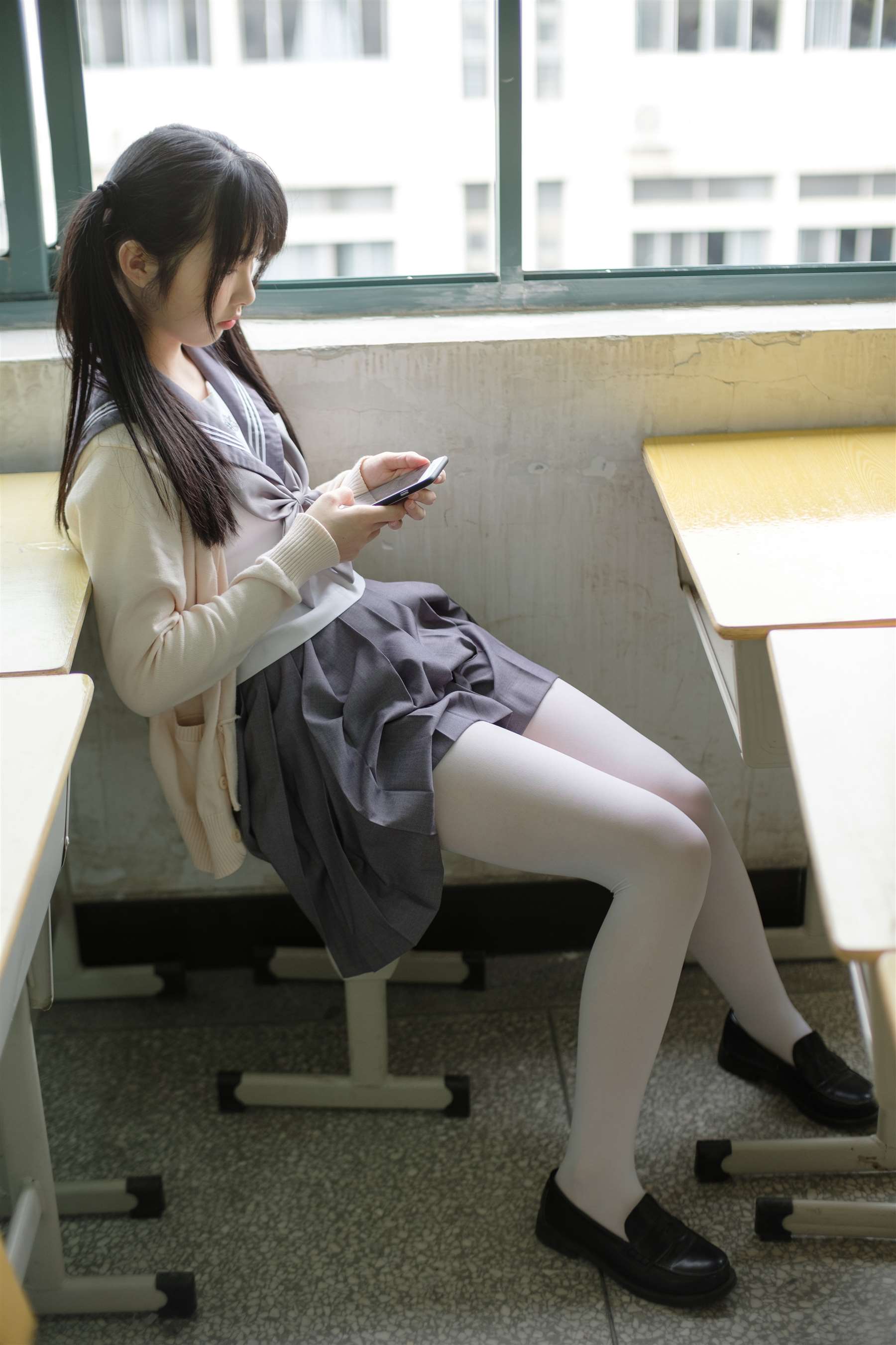 《教室水手服の白丝脚丫+视频1个》作品图