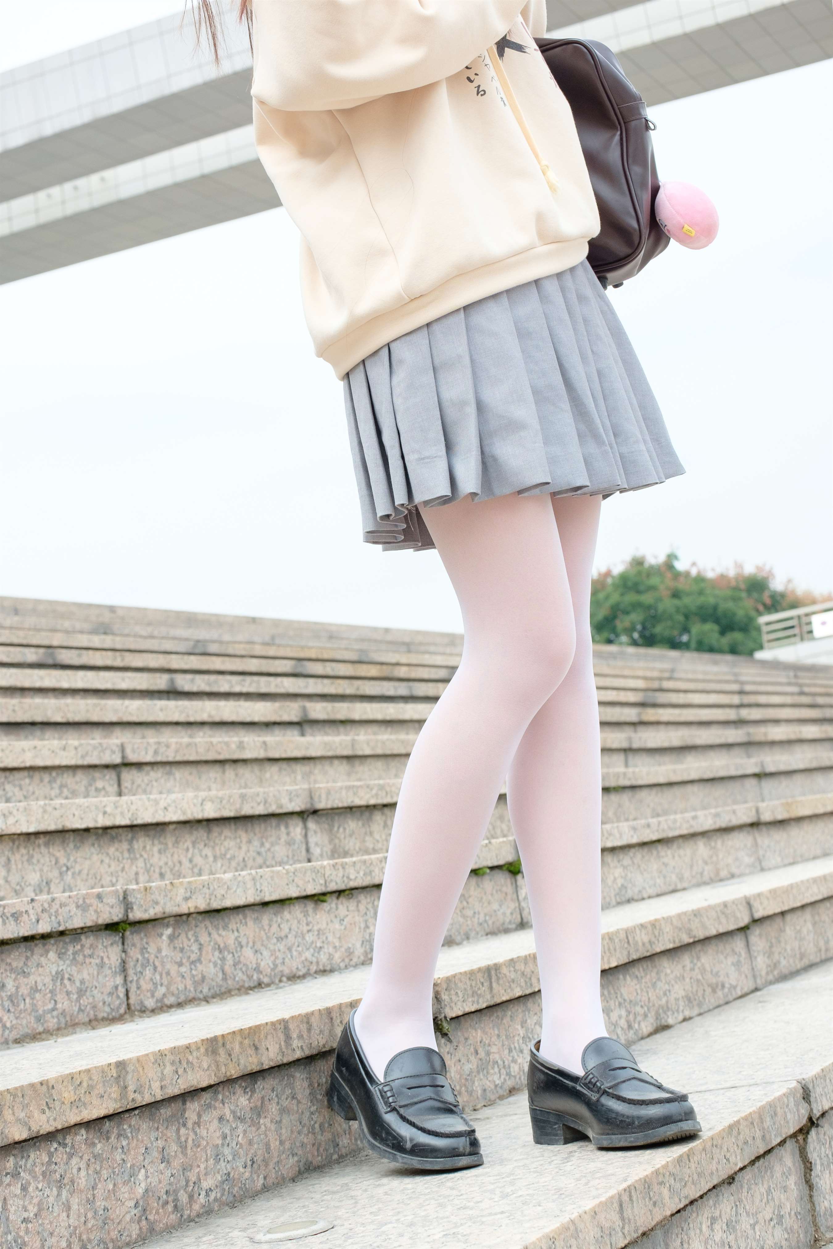 《皮鞋の白丝脚丫》作品图