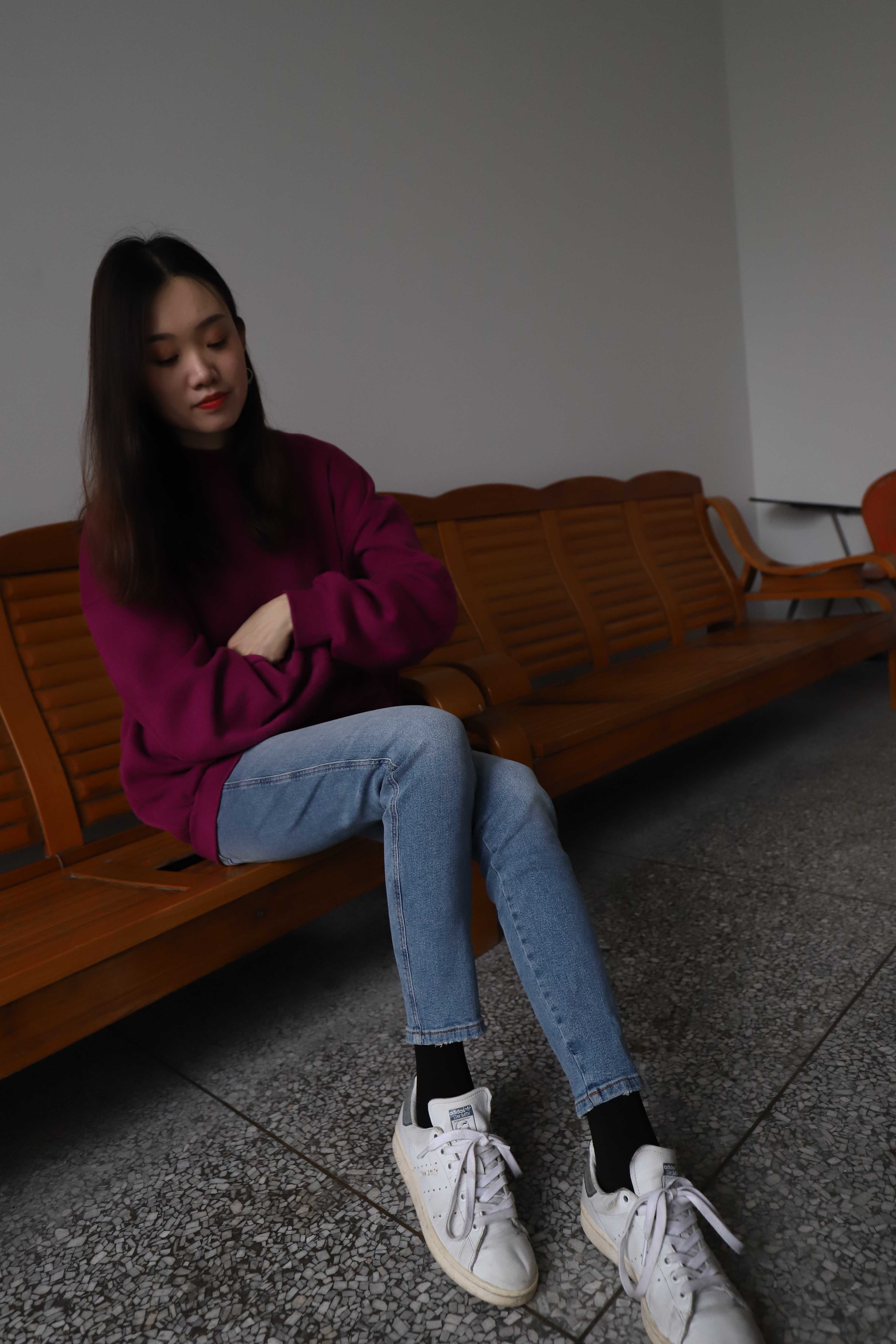 《牛仔板鞋の黑棉袜脚》作品图