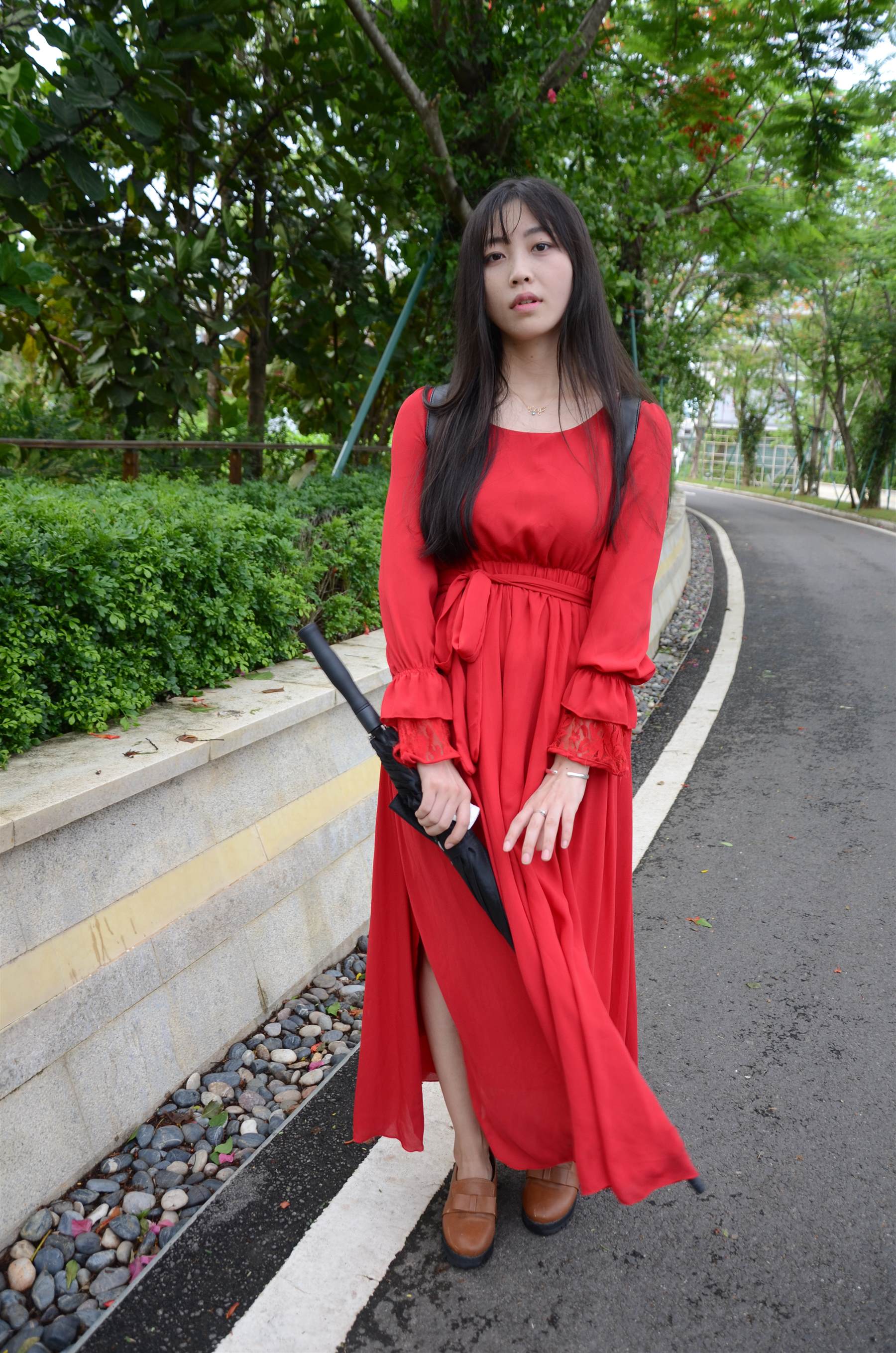 《红裙少女公园踏青》作品图