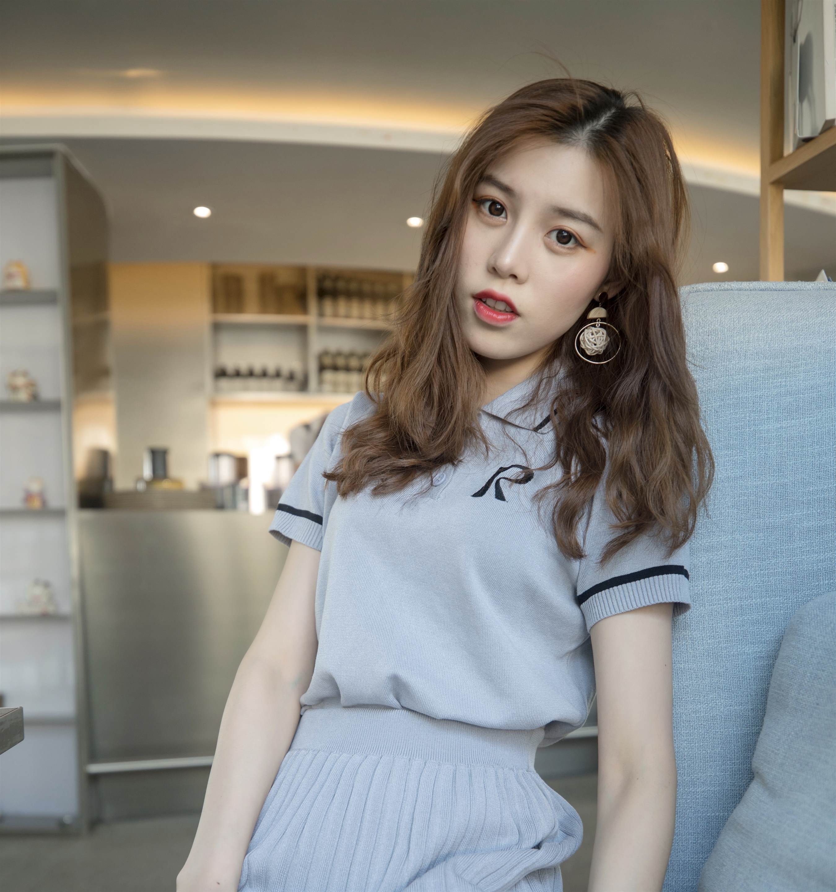 《连衣裙の板鞋丝脚丫+视频3个》作品图