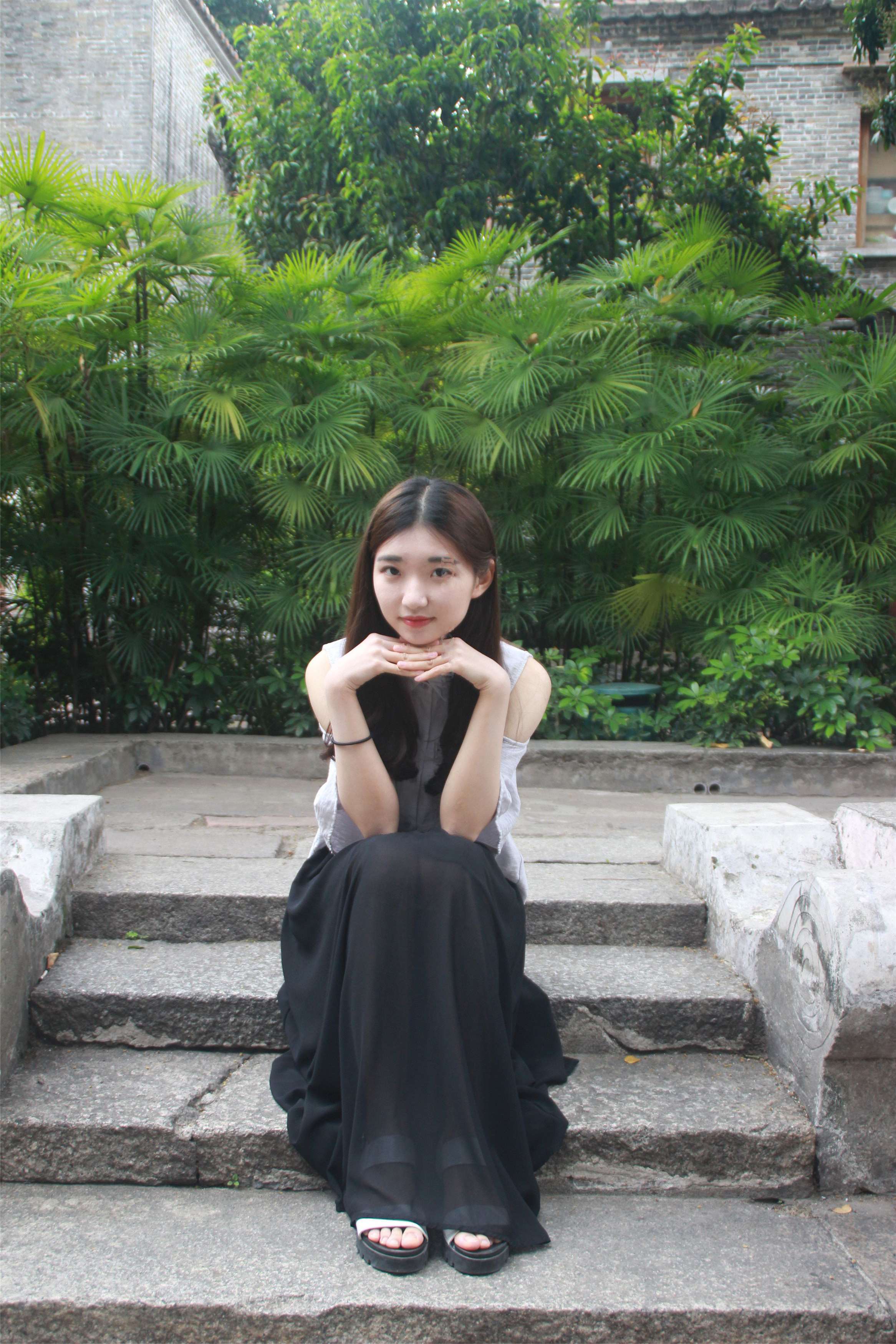 《古城裸足女孩》作品图