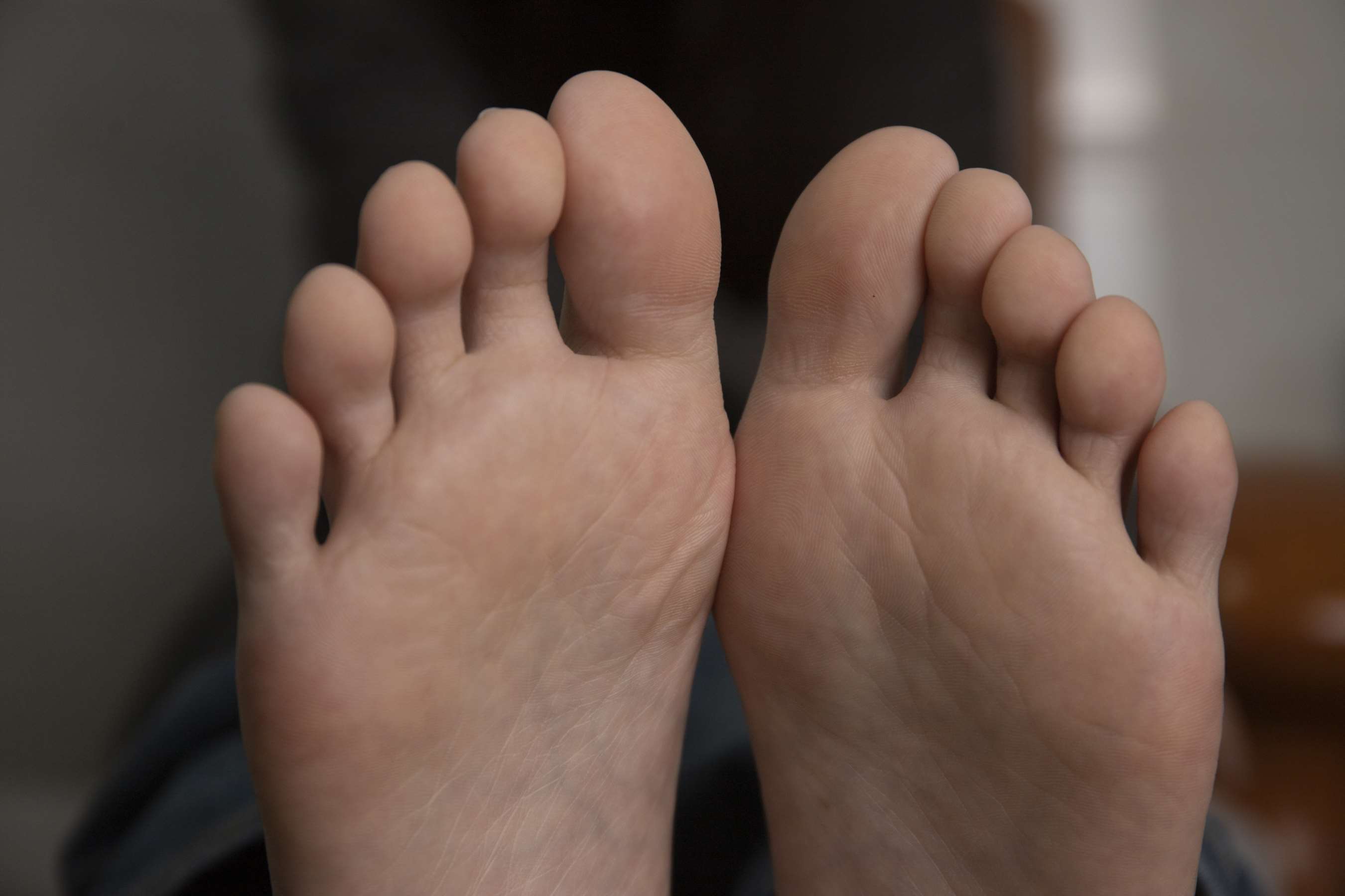 《敏儿白嫩性感的美脚，笑的很可爱》作品图