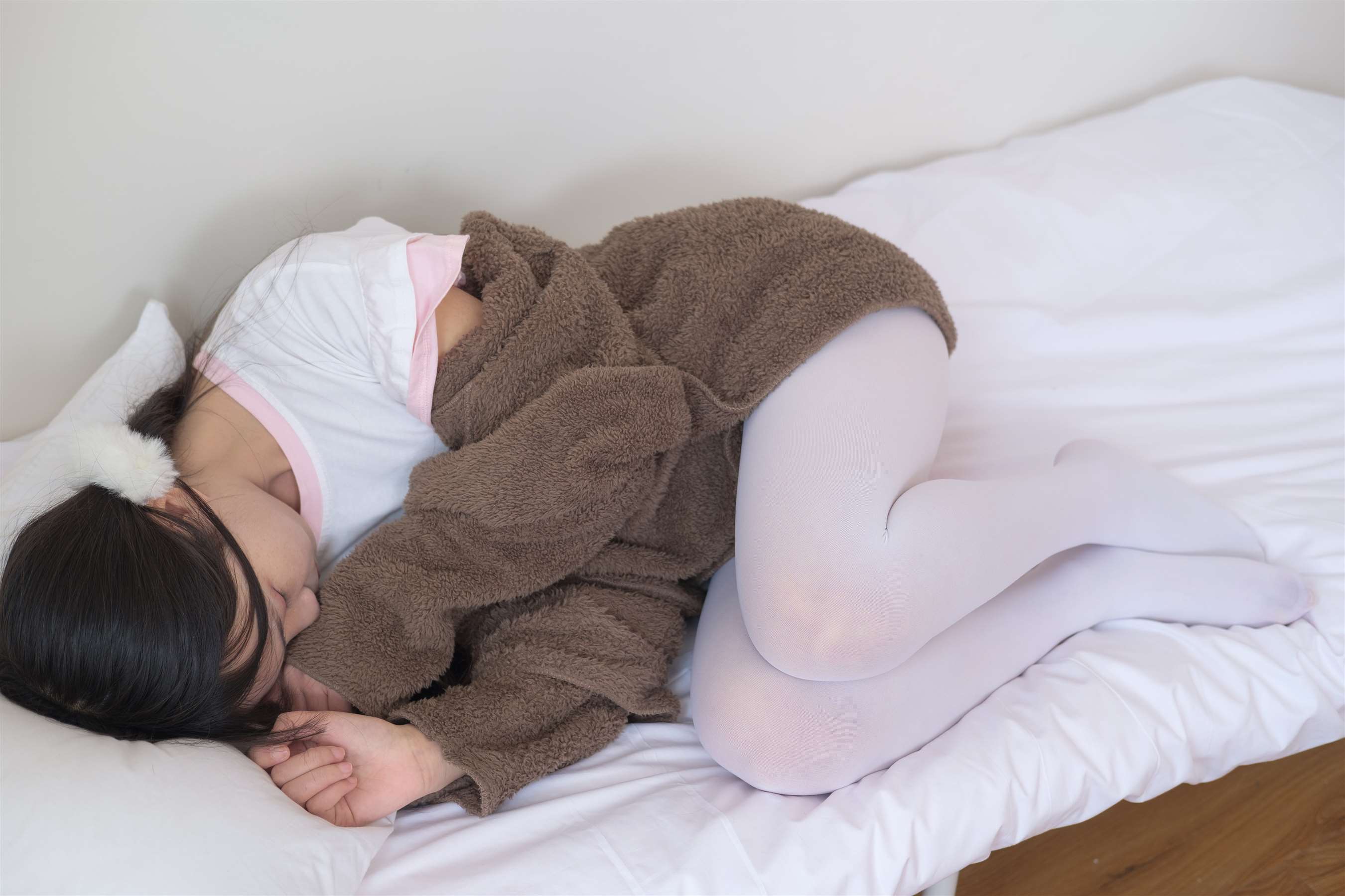 《白丝袜脚丫的诱惑+视频1个》作品图