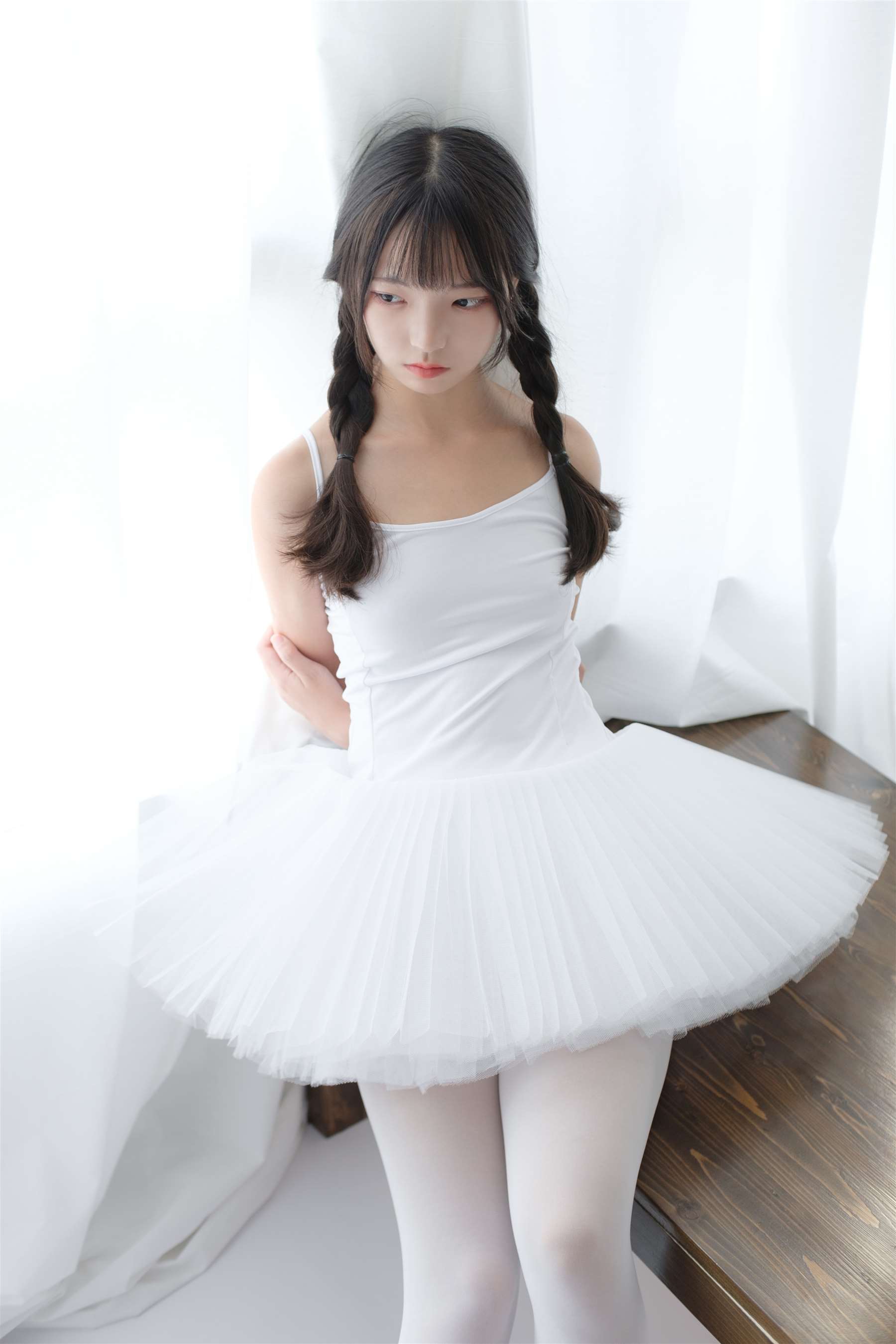 《吊带芭蕾舞裙白丝袜脚丫+视频一个》作品图