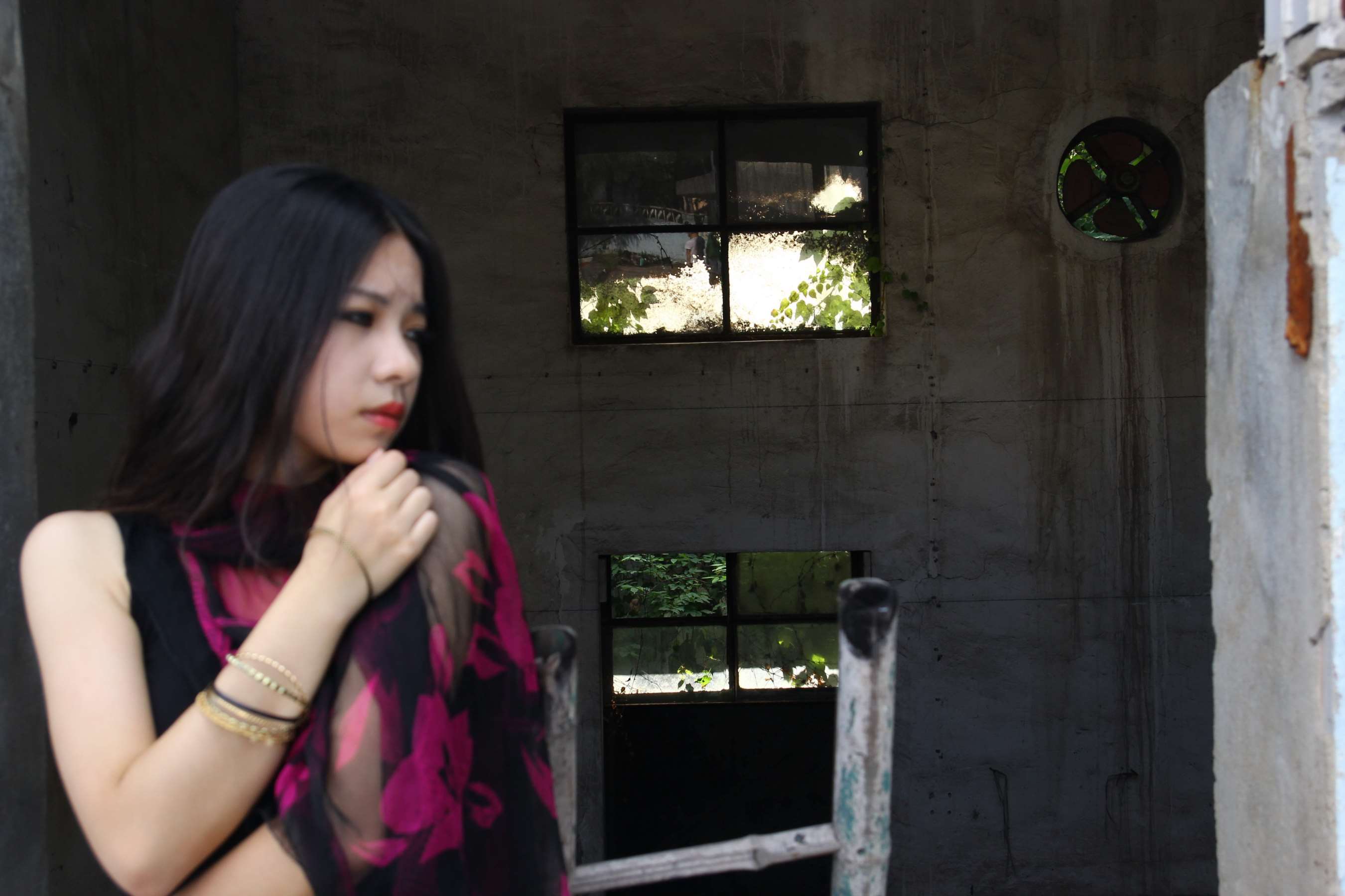 《吖妮在泳池边秀白嫩脚丫》作品图