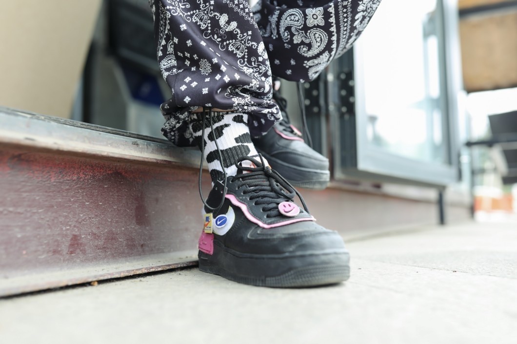 《板鞋の斑点袜》作品图