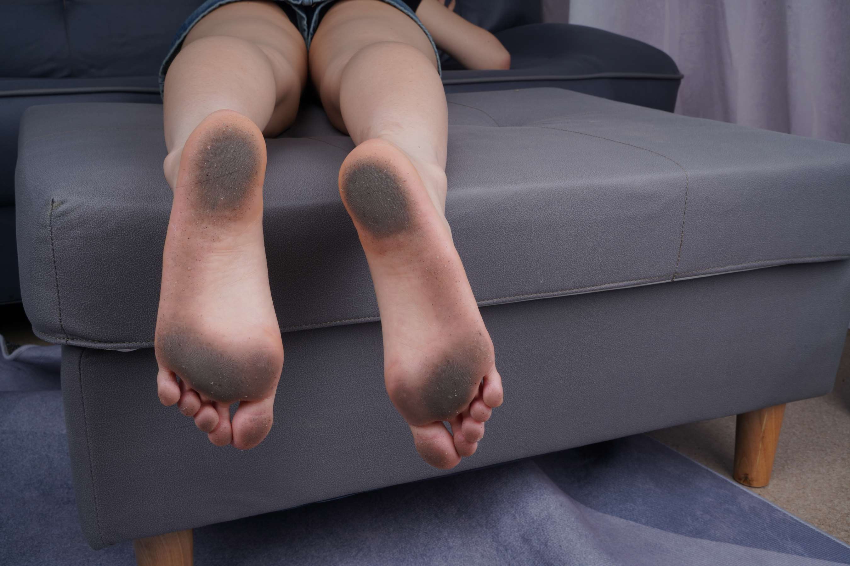 《秀婷绑住脚丫展示脏脚底》作品图