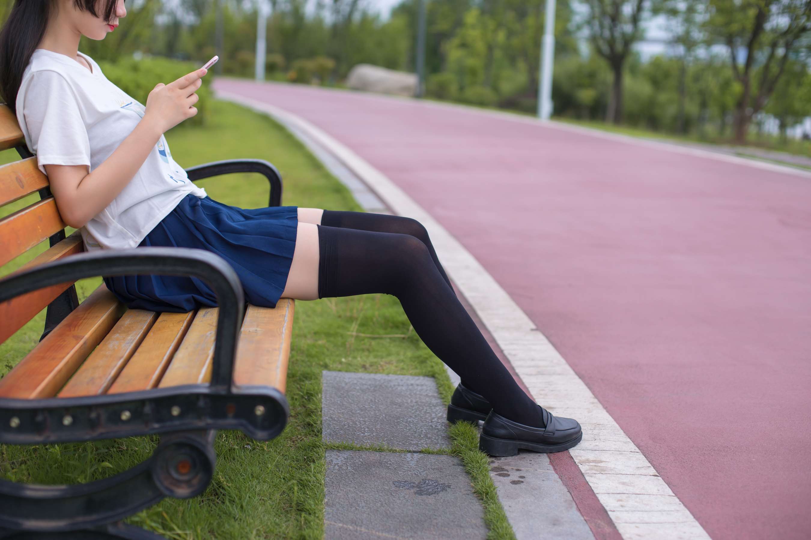 《小姐姐百褶裙の长黑丝》作品图