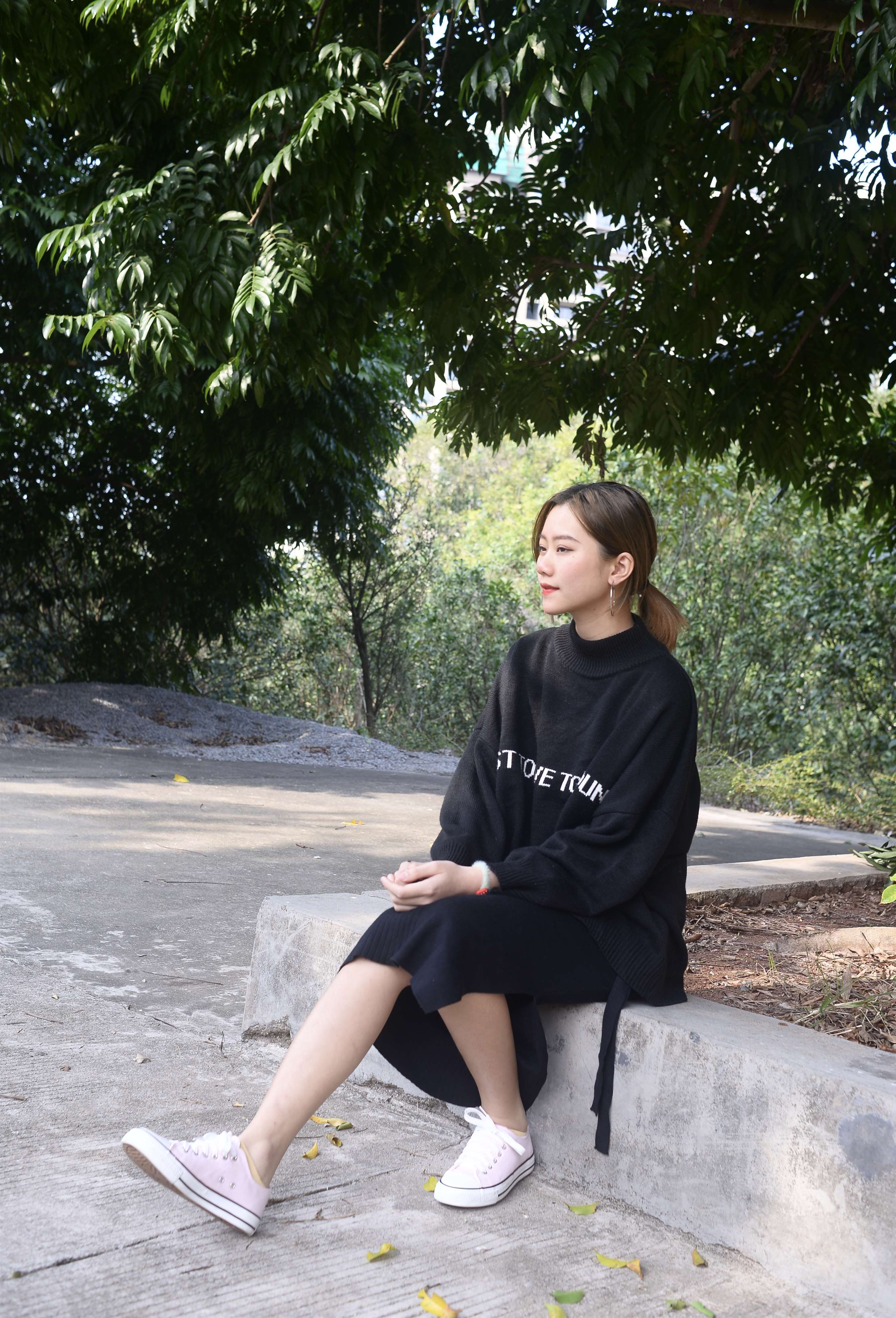 《树荫下的帆布鞋の棉袜脚+视频1个》作品图