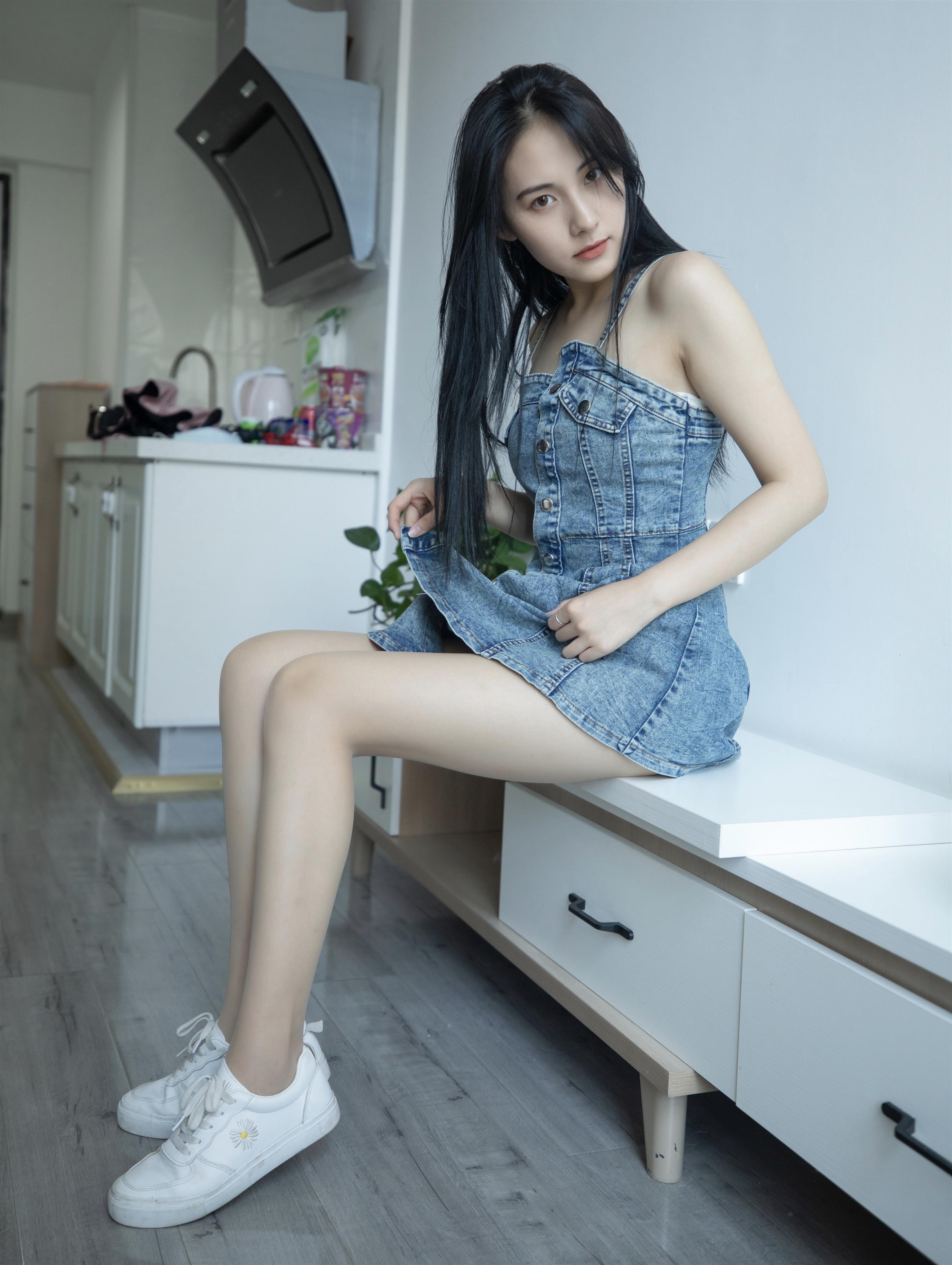 《牛仔裙の丝脚丫》作品图