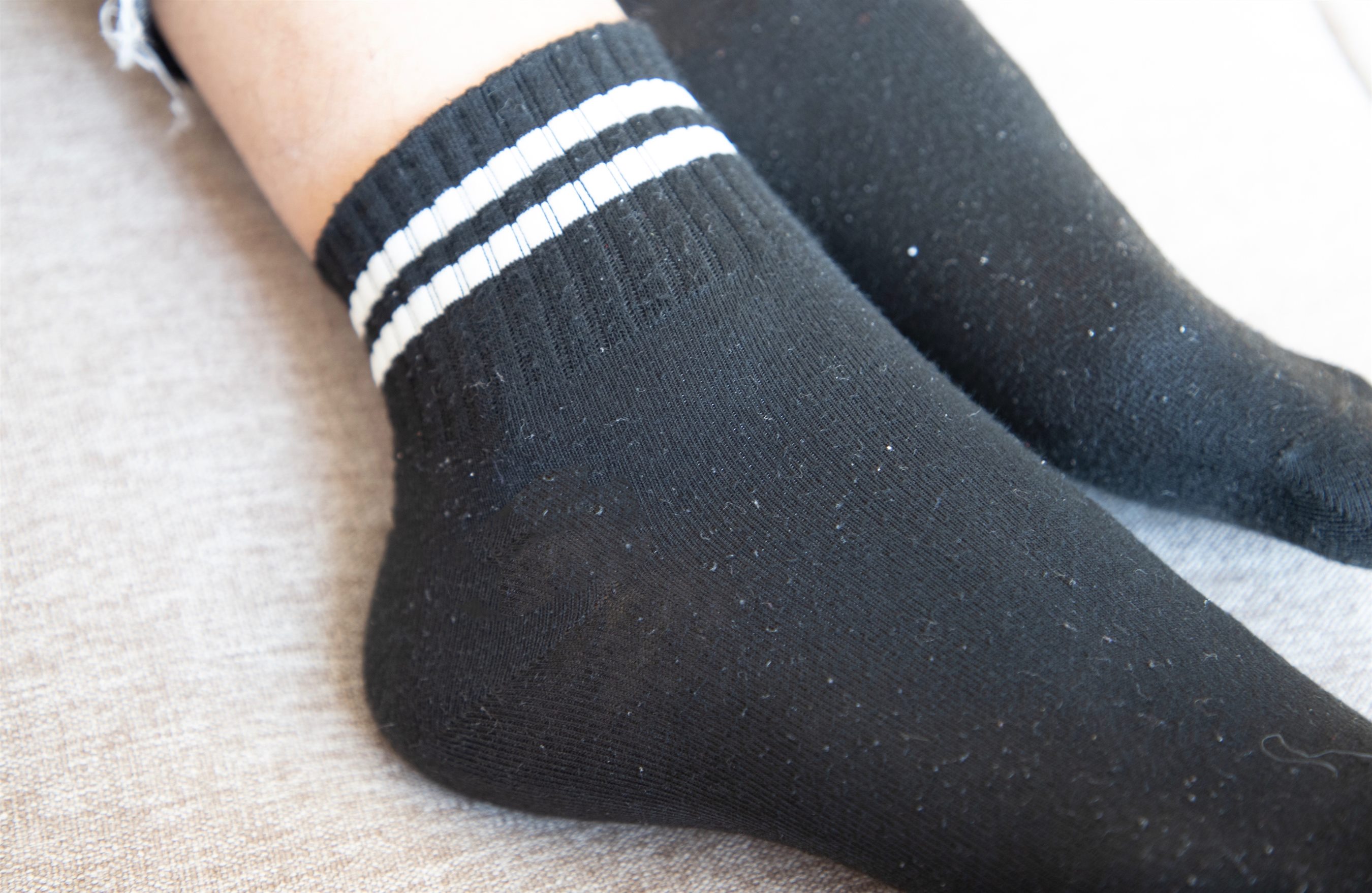 《小姐姐短靴の黑棉袜脚丫+【视频1个网盘下载】》作品图