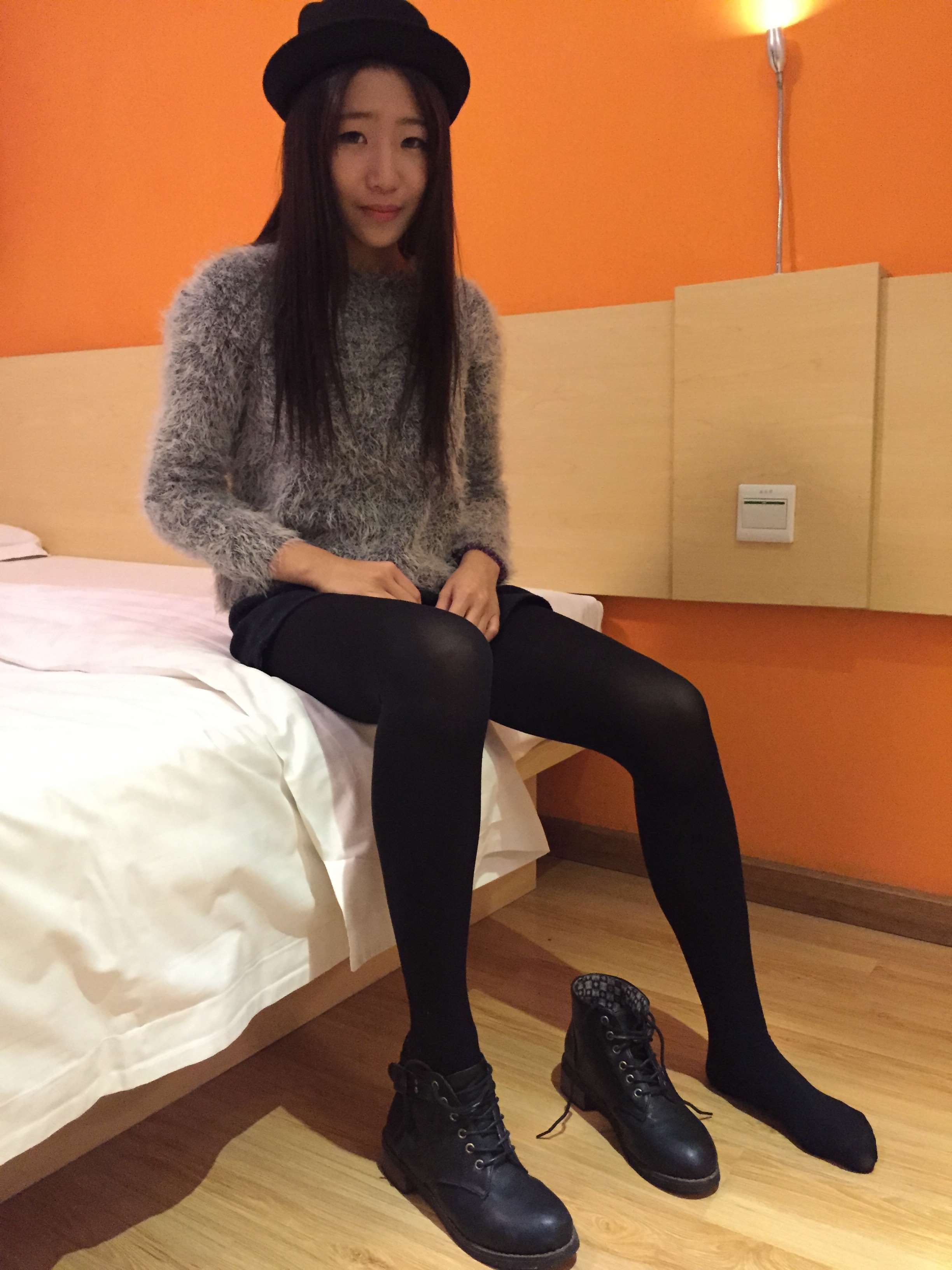 《短靴の开洞黑丝小姐姐》作品图