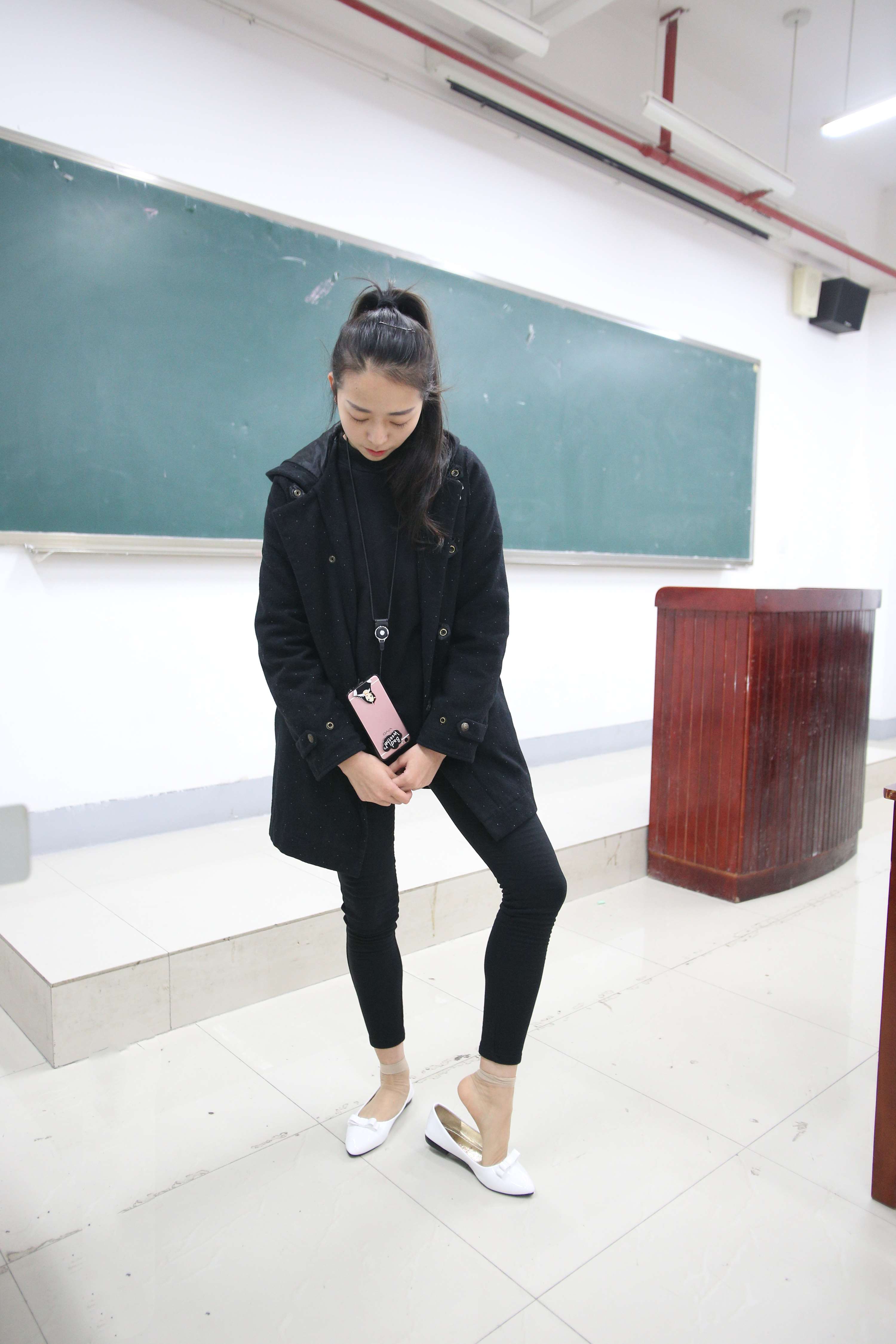《学妹教室平底鞋の丝袜脚丫+视频1个》作品图