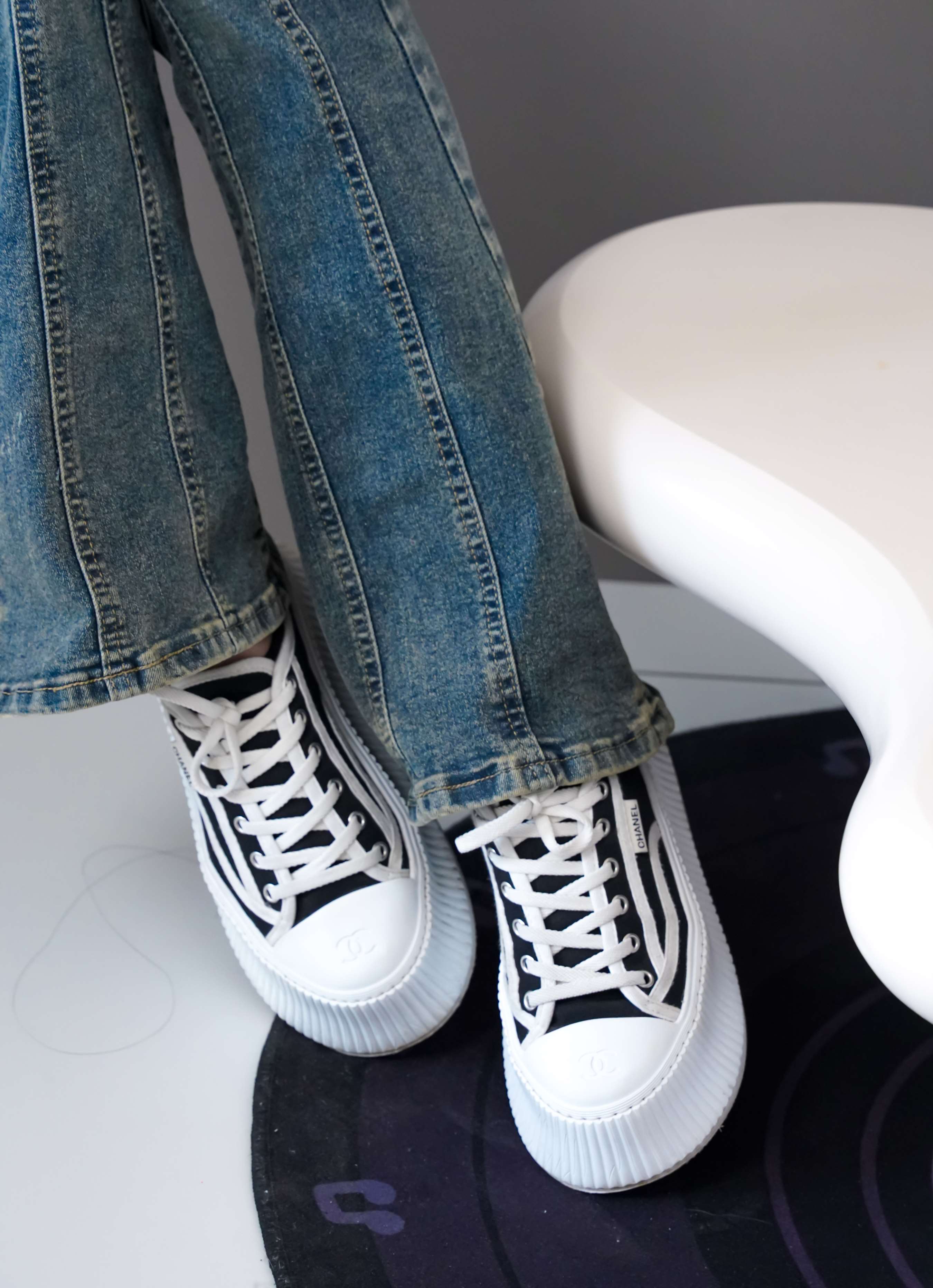 《少女牛仔の棉袜足》作品图