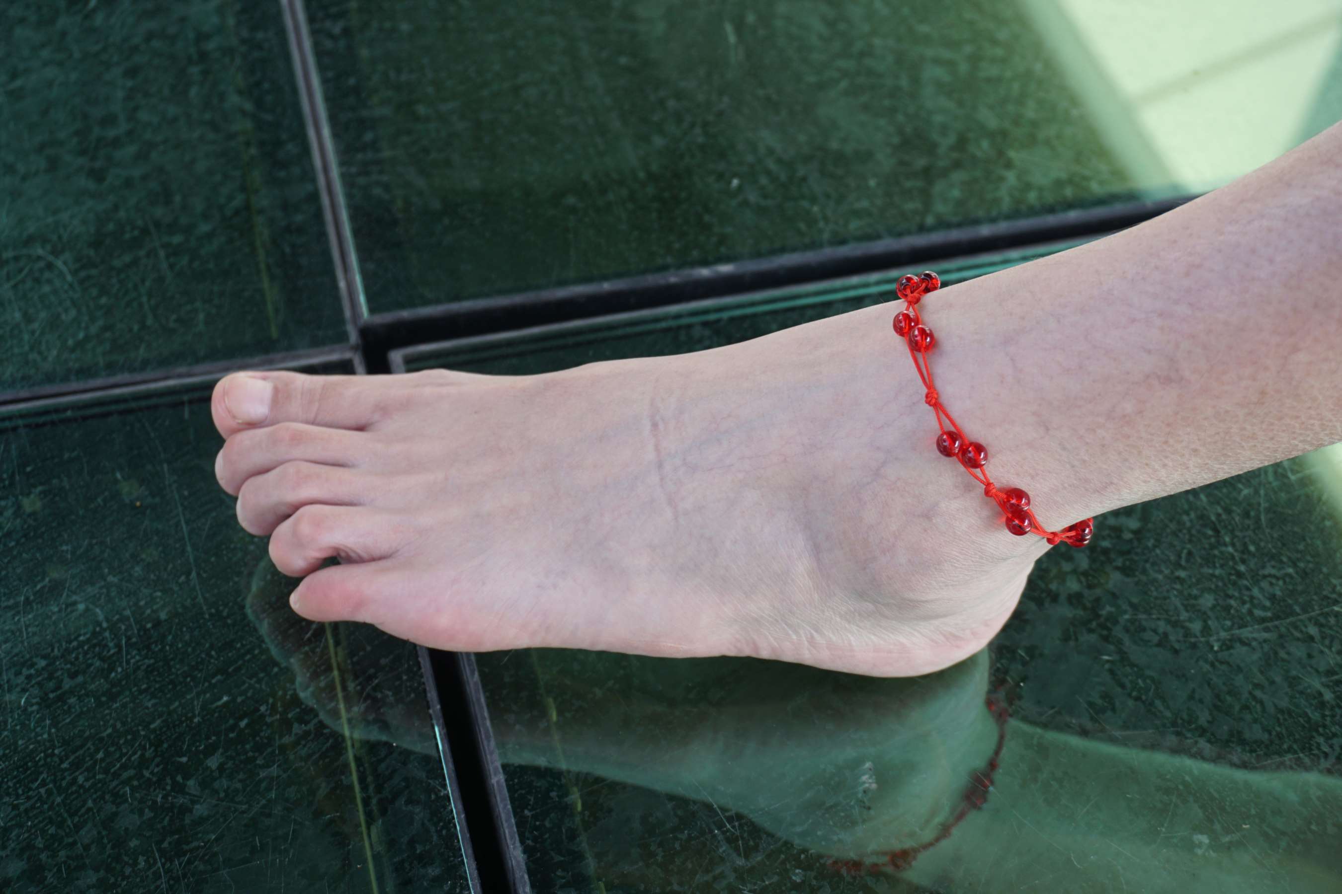 《莹莹少女赤脚游玩创意产业园》作品图