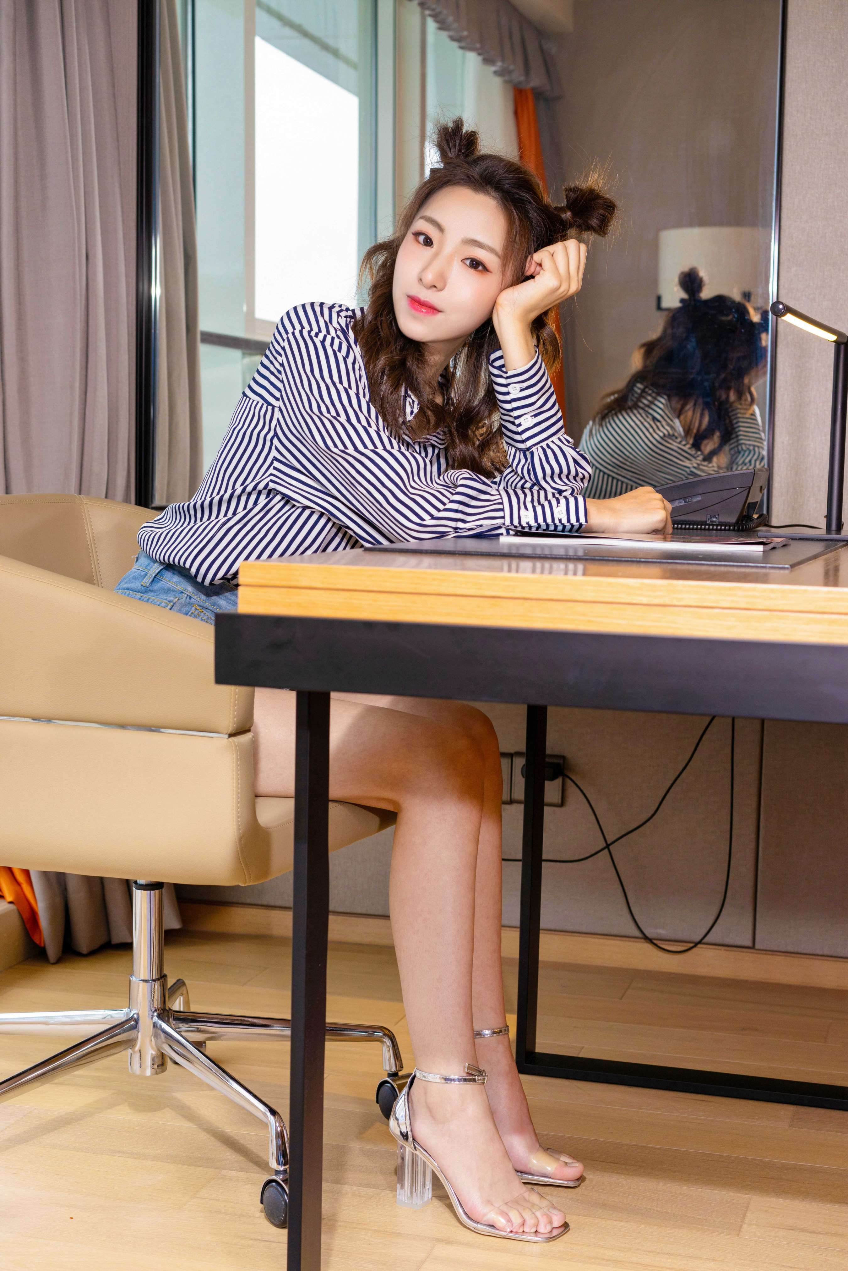 《佳佳-清秀女孩用脚挑着凉高》作品图