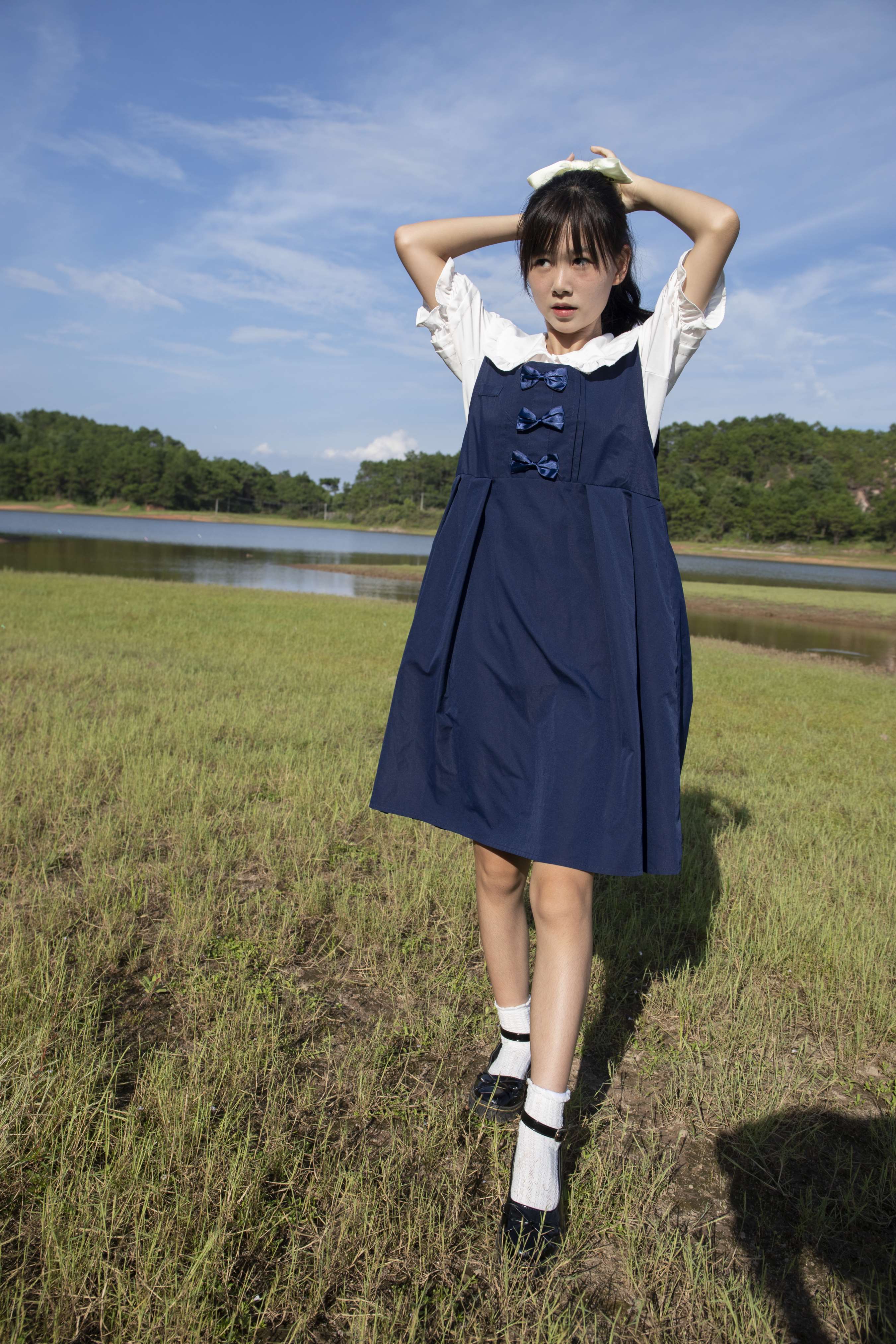 《仙女静儿游山玩水全纪录，脱鞋秀脚丫【套图+4K视频】》作品图