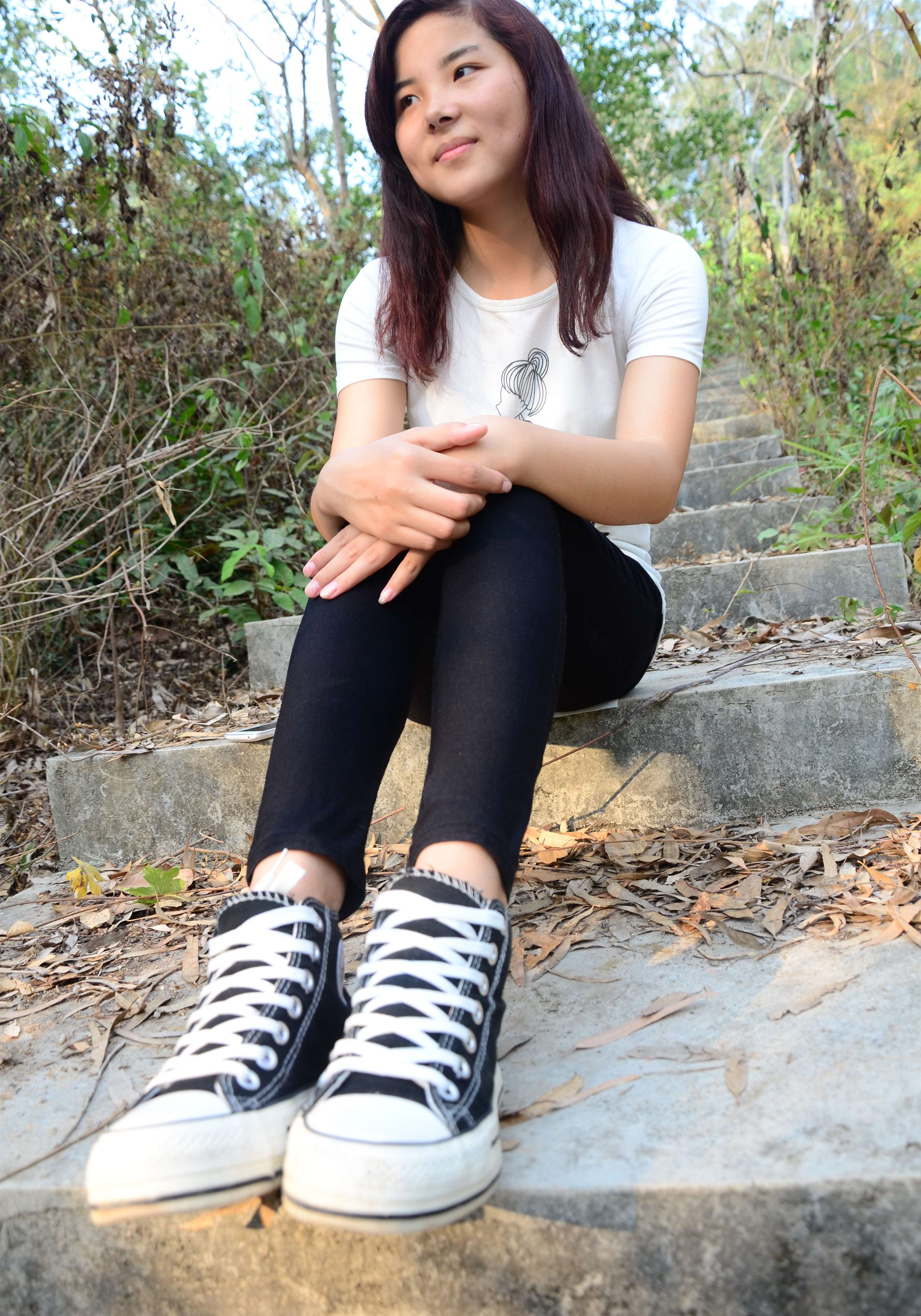 《公园阶梯上的帆布鞋棉袜脚》作品图