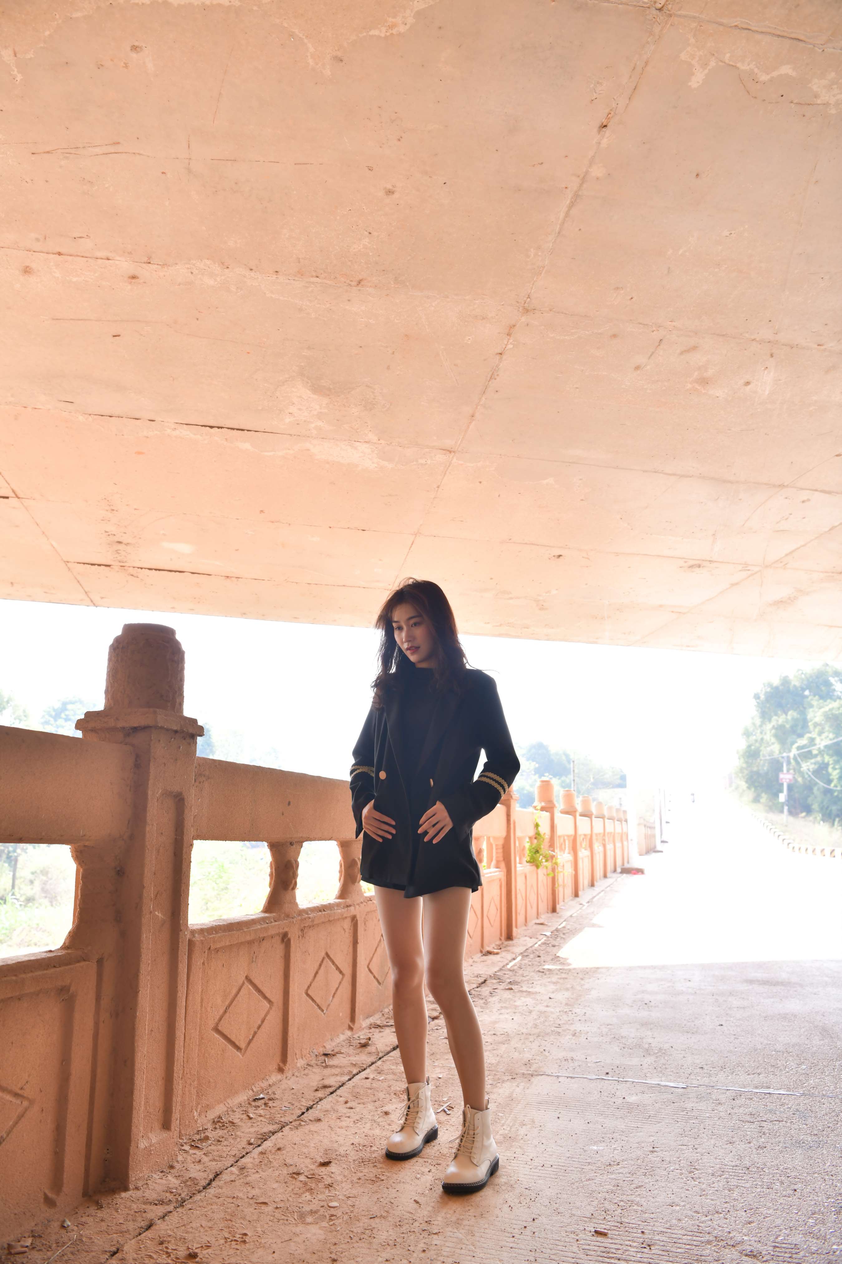 《马路边上的长腿学姐》作品图