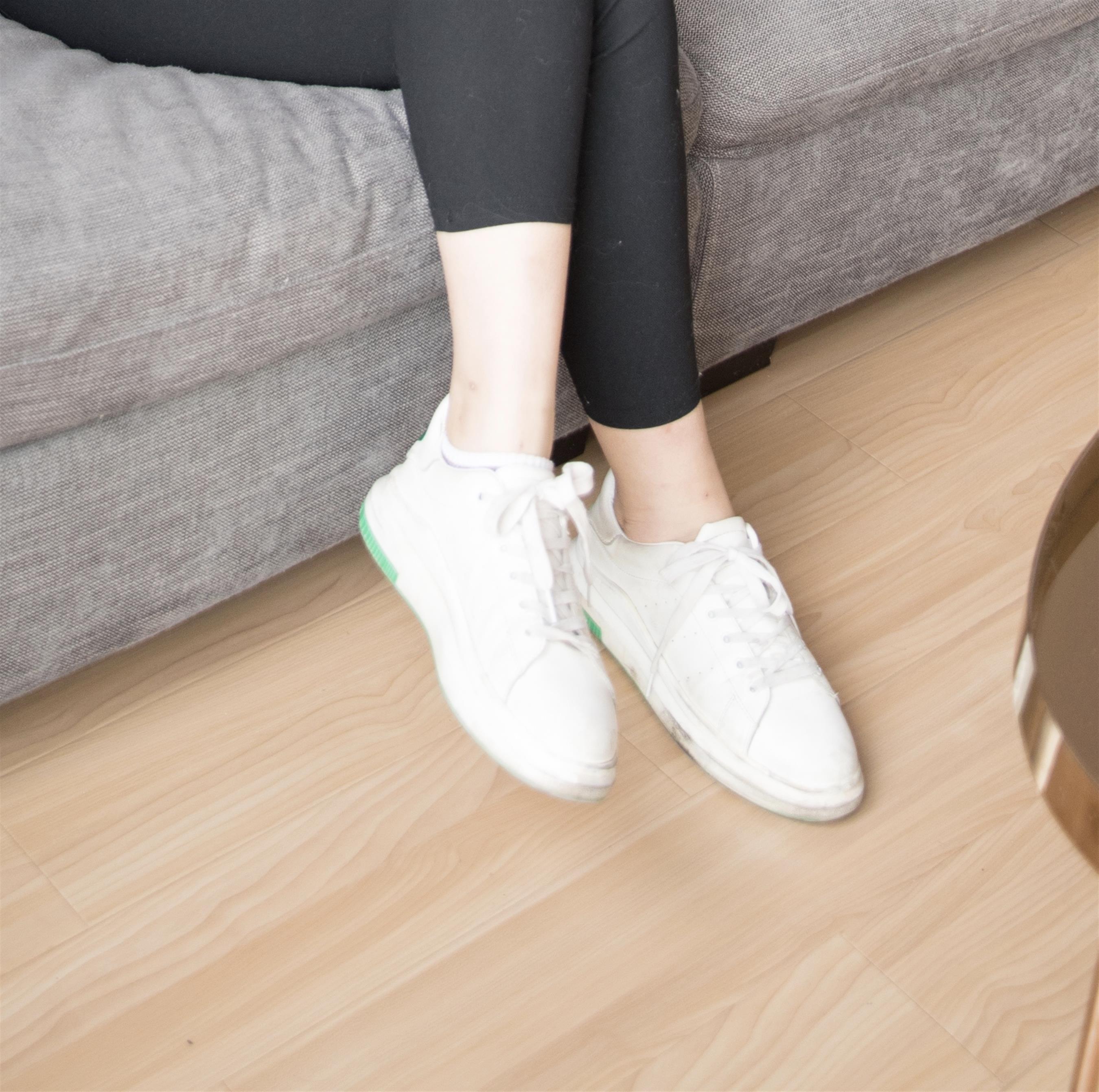 《小姐姐板鞋の船袜脚丫+视频2个》作品图