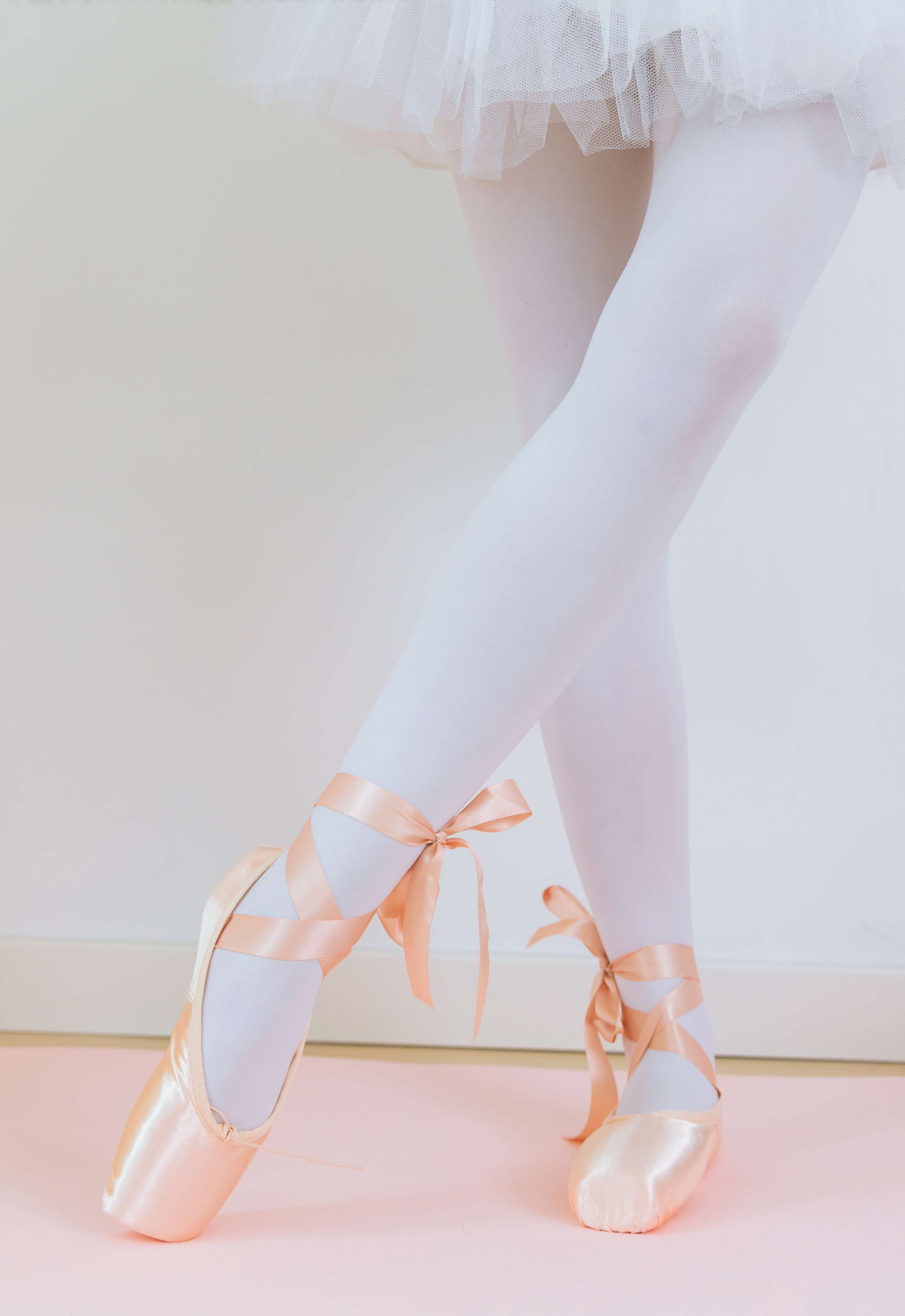 《泡泡-芭蕾鞋、厚白丝、芭蕾动作、皮筋绑脚剧情》作品图