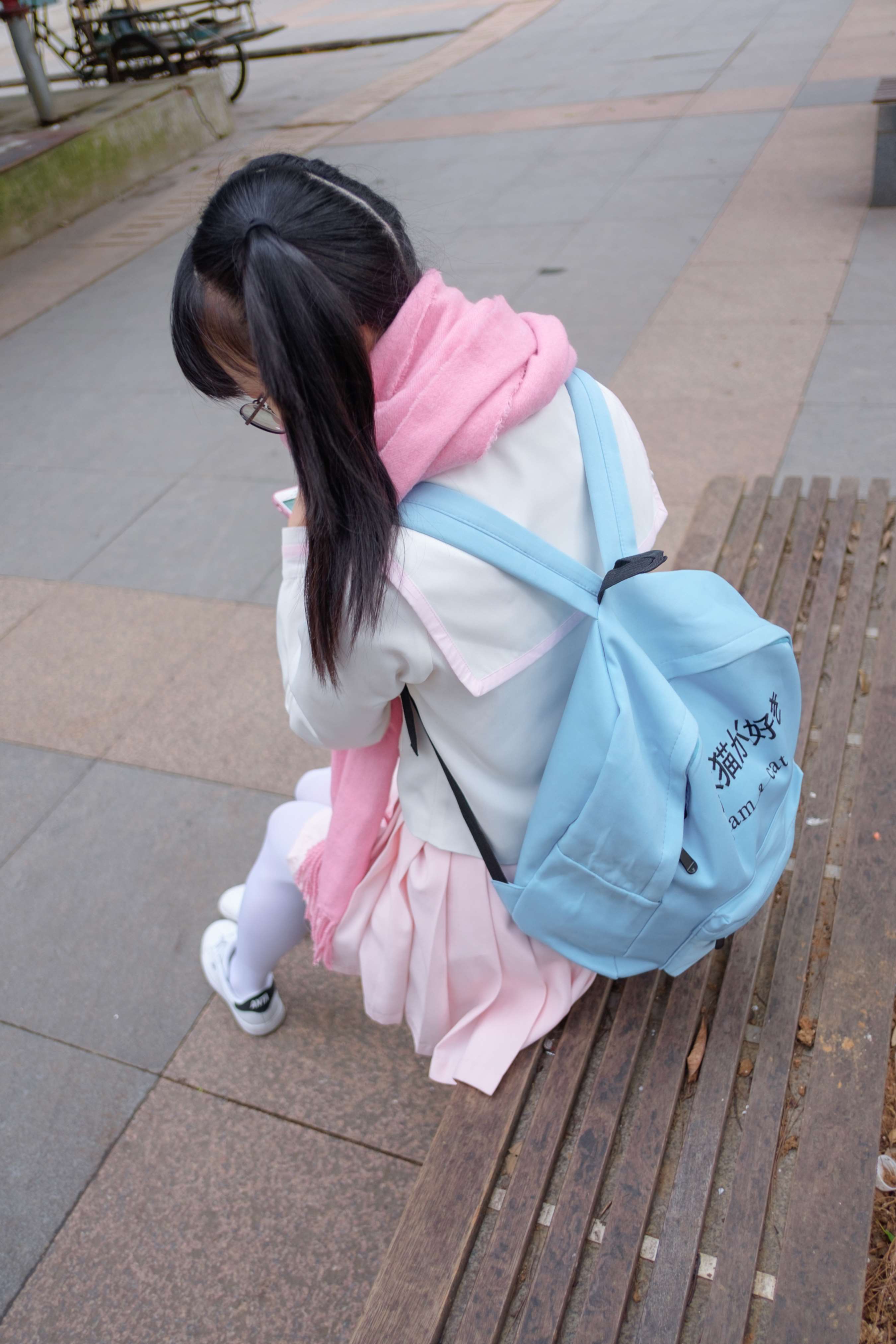 《白丝粉红少女放学路上》作品图