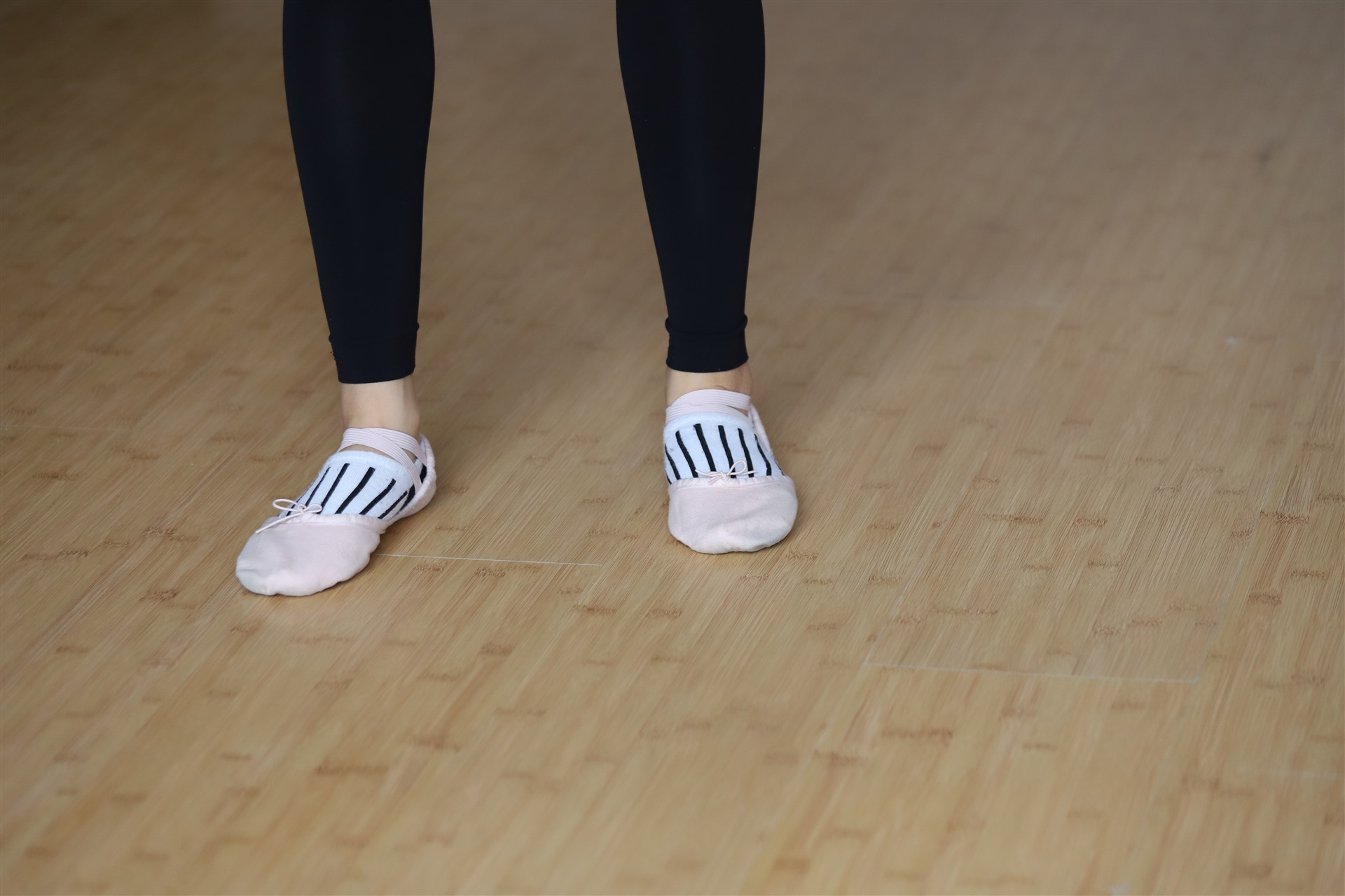 《棉袜脚丫练舞+视频一部》作品图