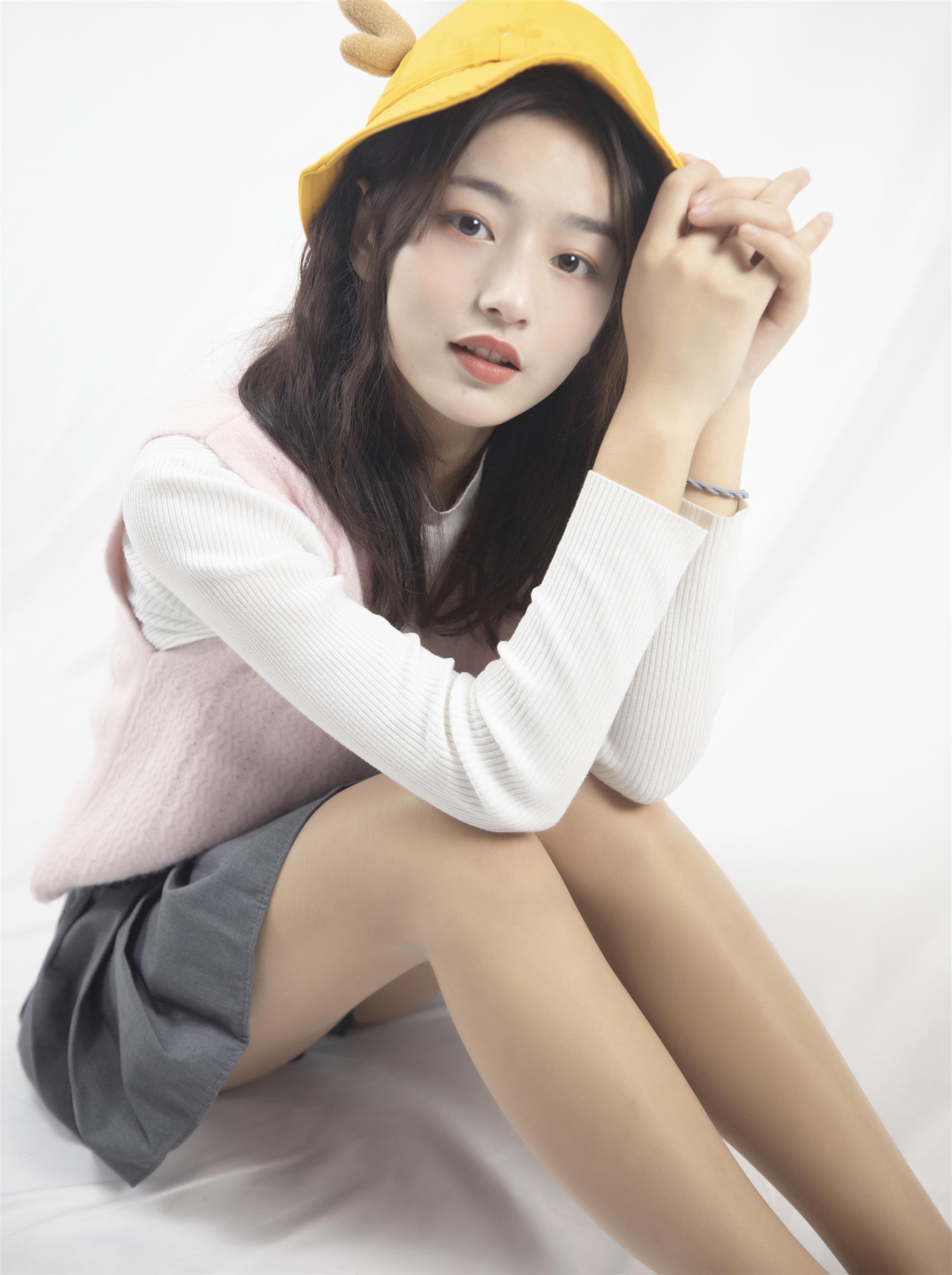 《黄帽の丝袜脚丫+视频1个网盘下载》作品图