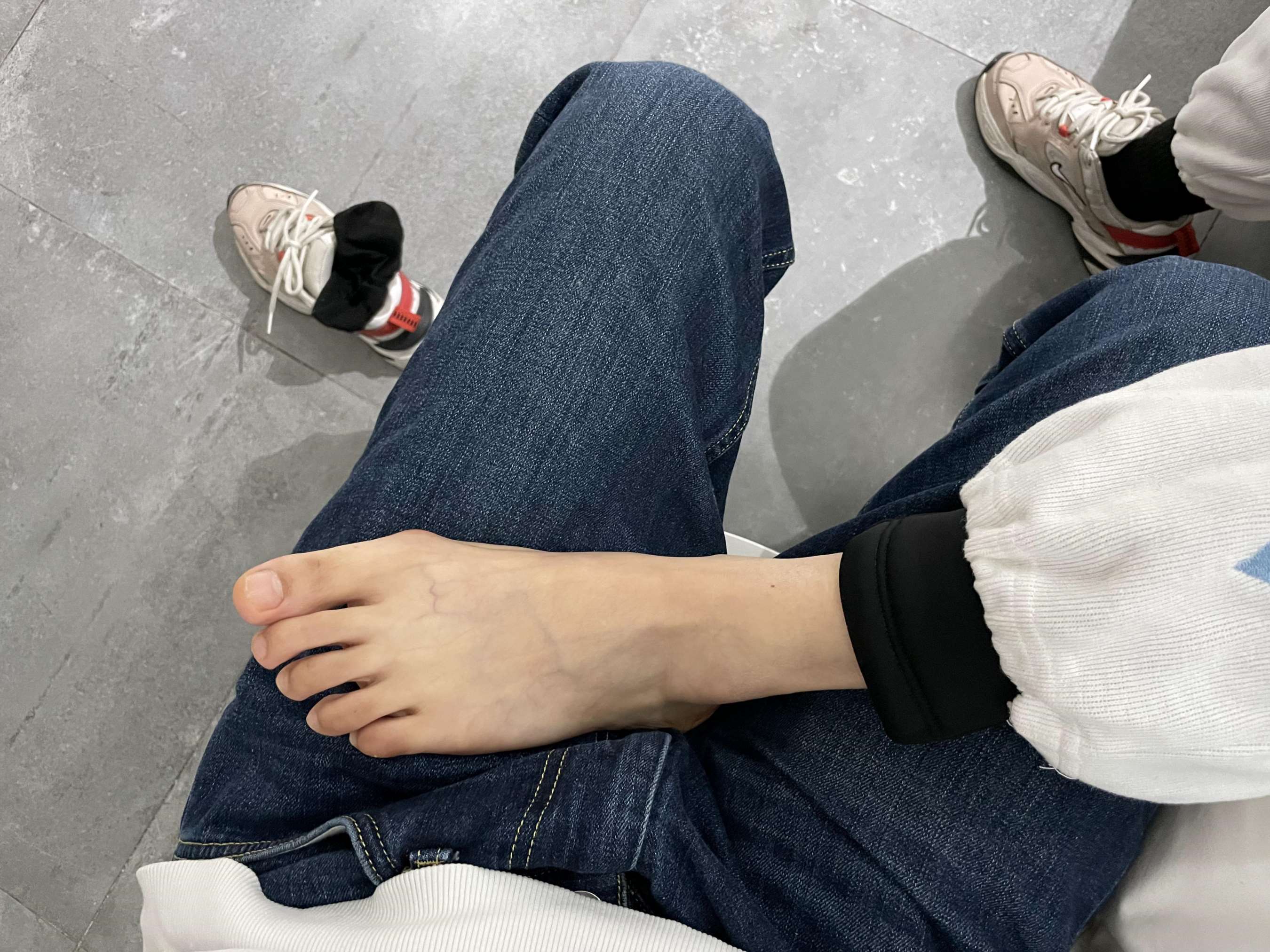 《新认识的校园妹妹，带回酒店把玩她嫩脚！》作品图